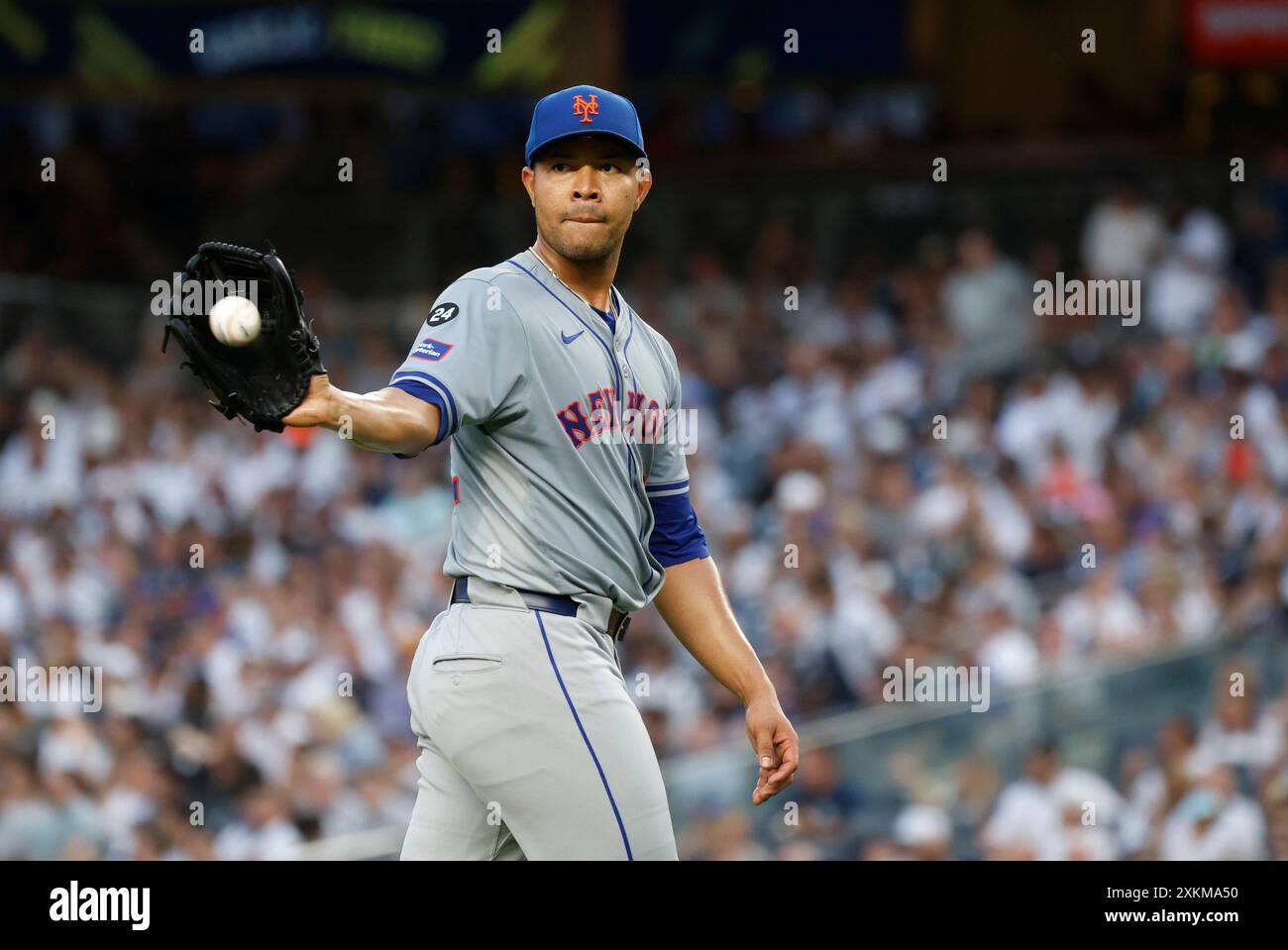 Bronx, États-Unis. 23 juillet 2024. Le lanceur de départ des New York mets Jos Quintana se tient sur le monticule en 4e manche contre les New York Yankees au Yankee Stadium le mardi 23 juillet 2024 à New York. Photo de John Angelillo/UPI crédit : UPI/Alamy Live News Banque D'Images