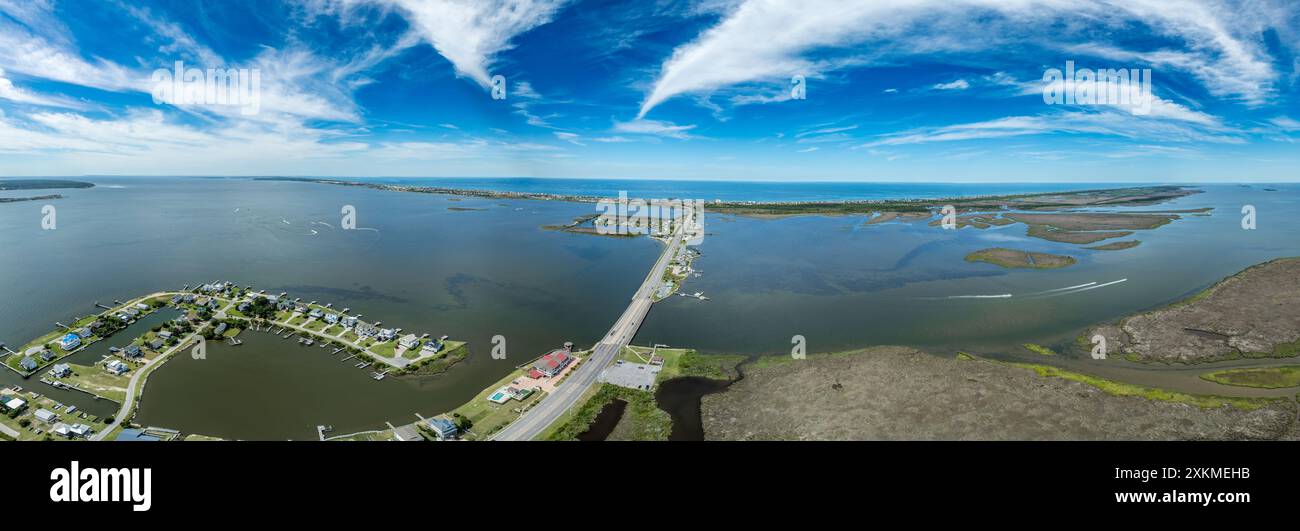 Vue aérienne de Pond Island Outer Banks NC OBX, autoroute côtière reliant les îles extérieures au continent avec port de plaisance, maisons de vacances de luxe Banque D'Images