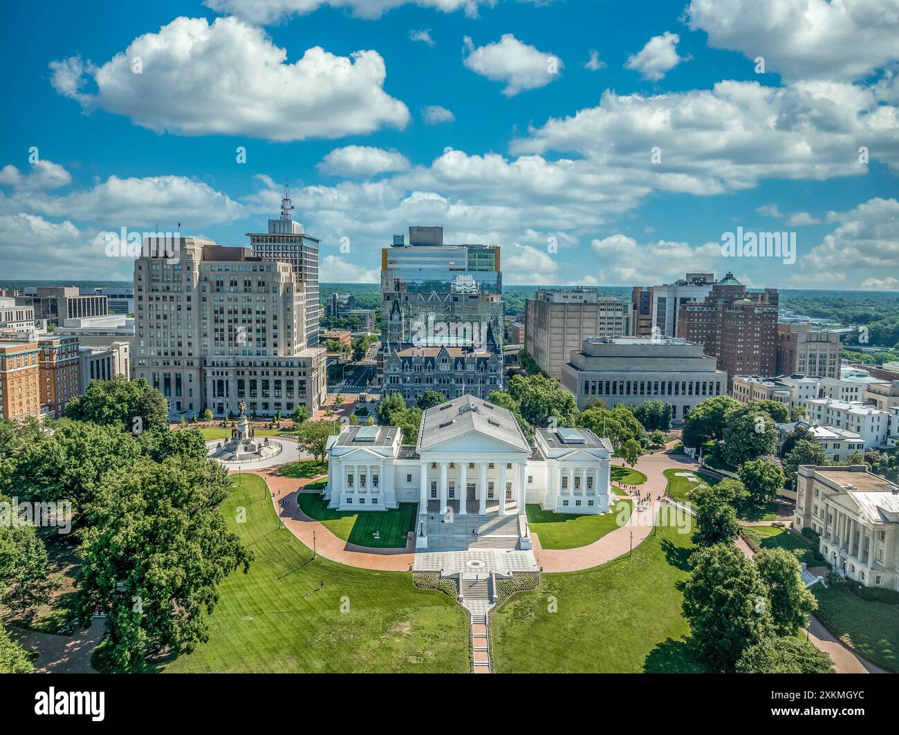 Vue aérienne de la place du Capitole à Richmond avec la capitale de l'État de Virginie, manoir exécutif, département de l'agriculture, ancien hôtel de ville, horizon Banque D'Images