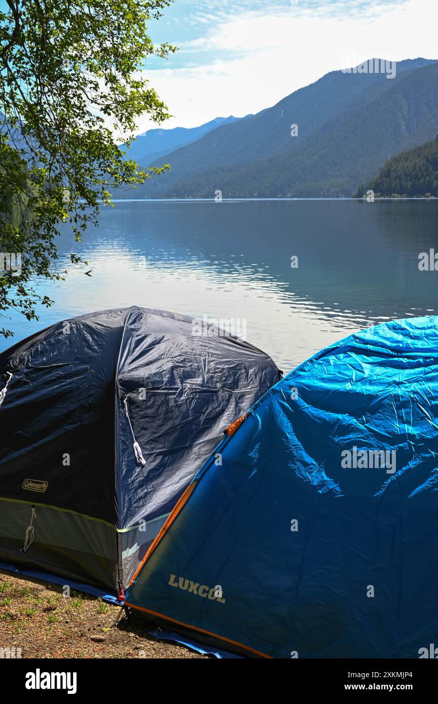Tentes sur les rives du lac Crescent, Parc National Olympique, WA Banque D'Images