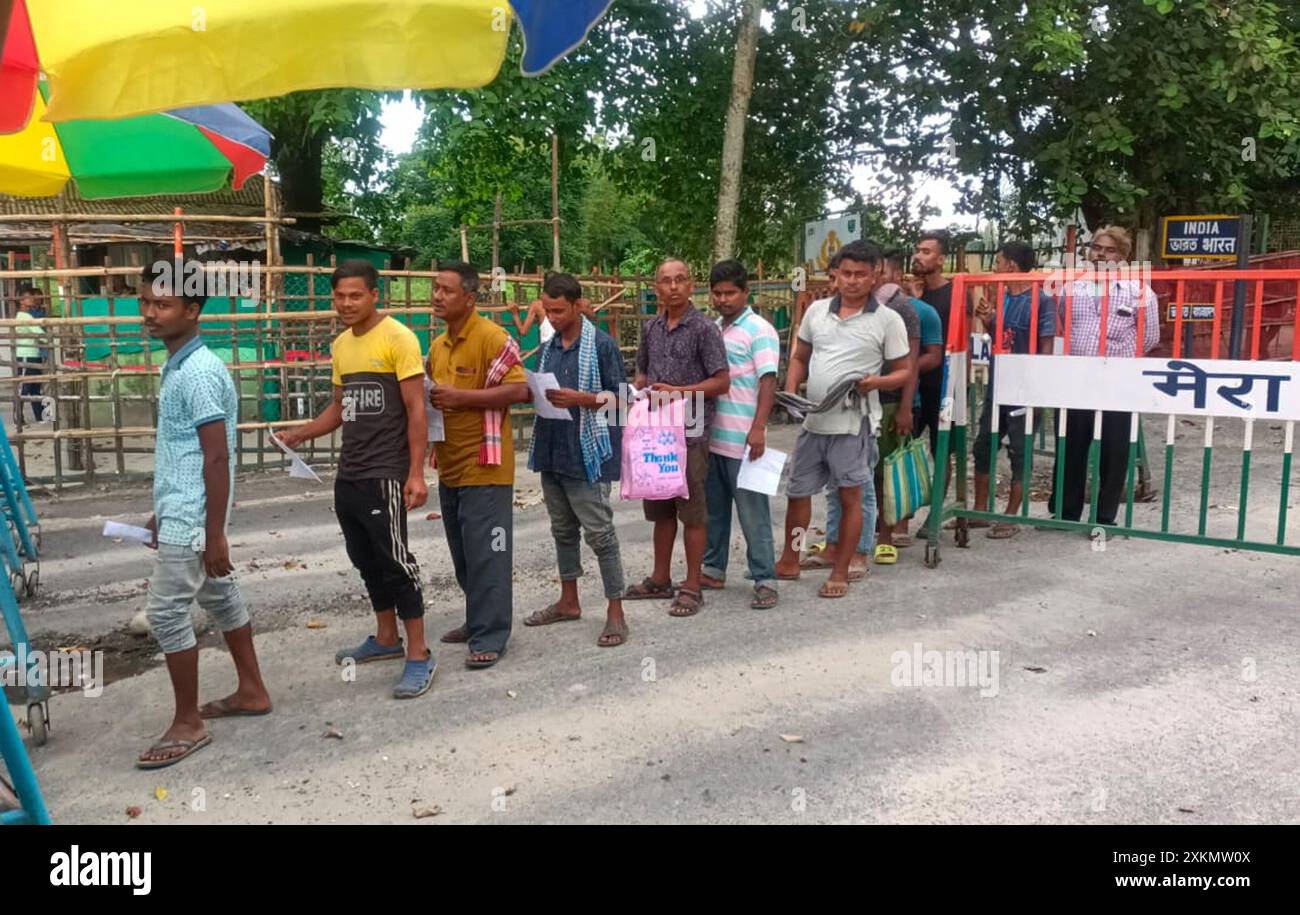 Changrabandha, Bengale occidental, Inde. 24 juillet 2024. En raison de la situation agitée au Bangladesh, le commerce extérieur via le port terrestre de Changrabandha dans le district de Cooch Behar, au Bengale occidental, a également été arrêté. En conséquence, 34 camionneurs indiens ont été bloqués à l'intérieur du Bangladesh. Aujourd'hui, 18 d'entre eux sont rentrés chez eux en Inde. Le terrain est coincé au port. C'est pourquoi les camions indiens sont bloqués. Les camionneurs qui sont restés coincés au poste de contrôle de l'immigration de Changrabandha aujourd'hui sont très heureux de rentrer chez eux en Inde. (Crédit image : © Diptendu Dutta/ZUMA Press Wire) USAGE ÉDITORIAL SEULEMENT! Non destiné à UN USAGE commercial ! Banque D'Images