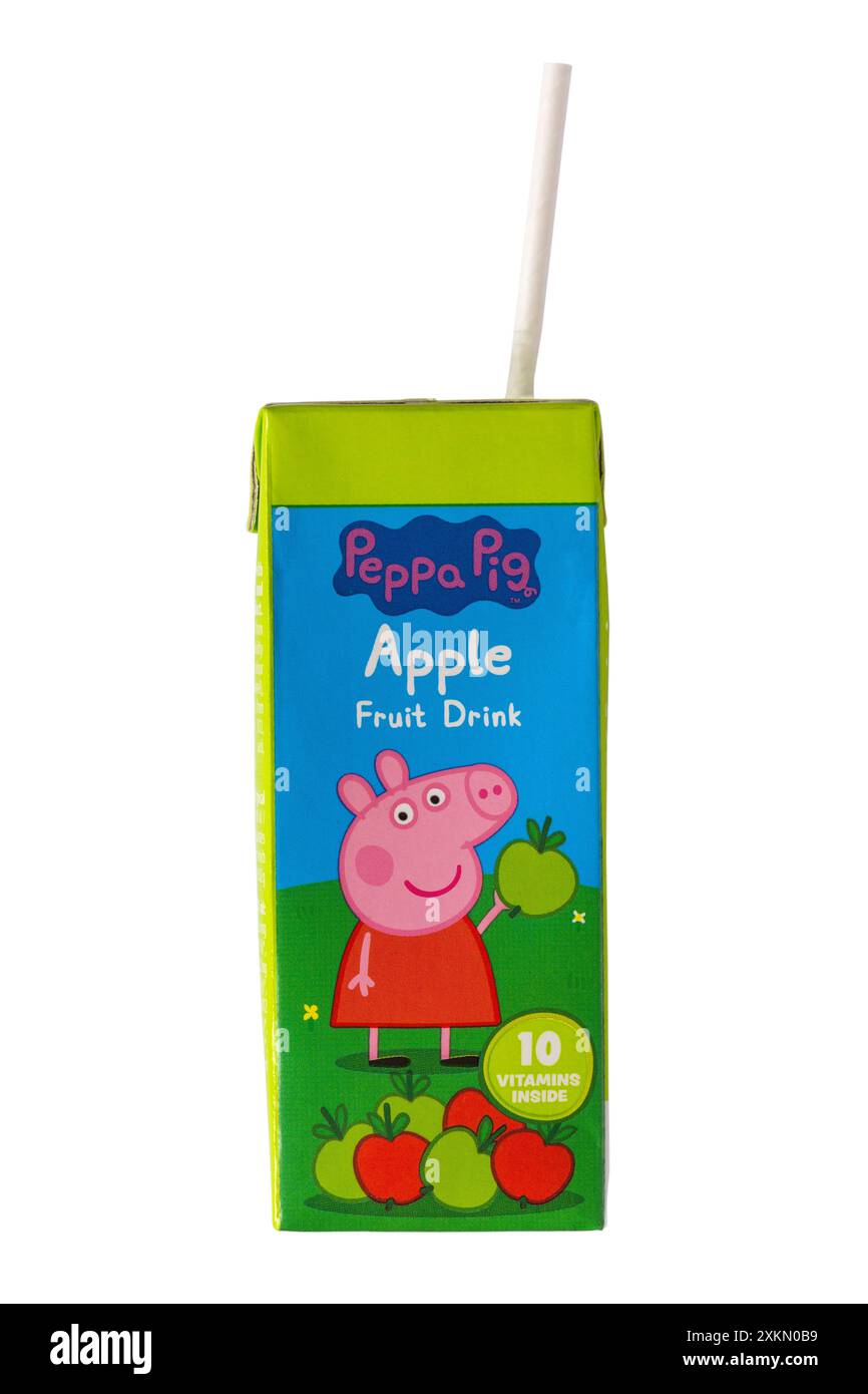 Carton de boisson aux fruits de pomme Peppa Pig avec paille isolé sur fond blanc - jus de boisson aux fruits de pomme avec édulcorant vitaminé ajouté et sucre Banque D'Images