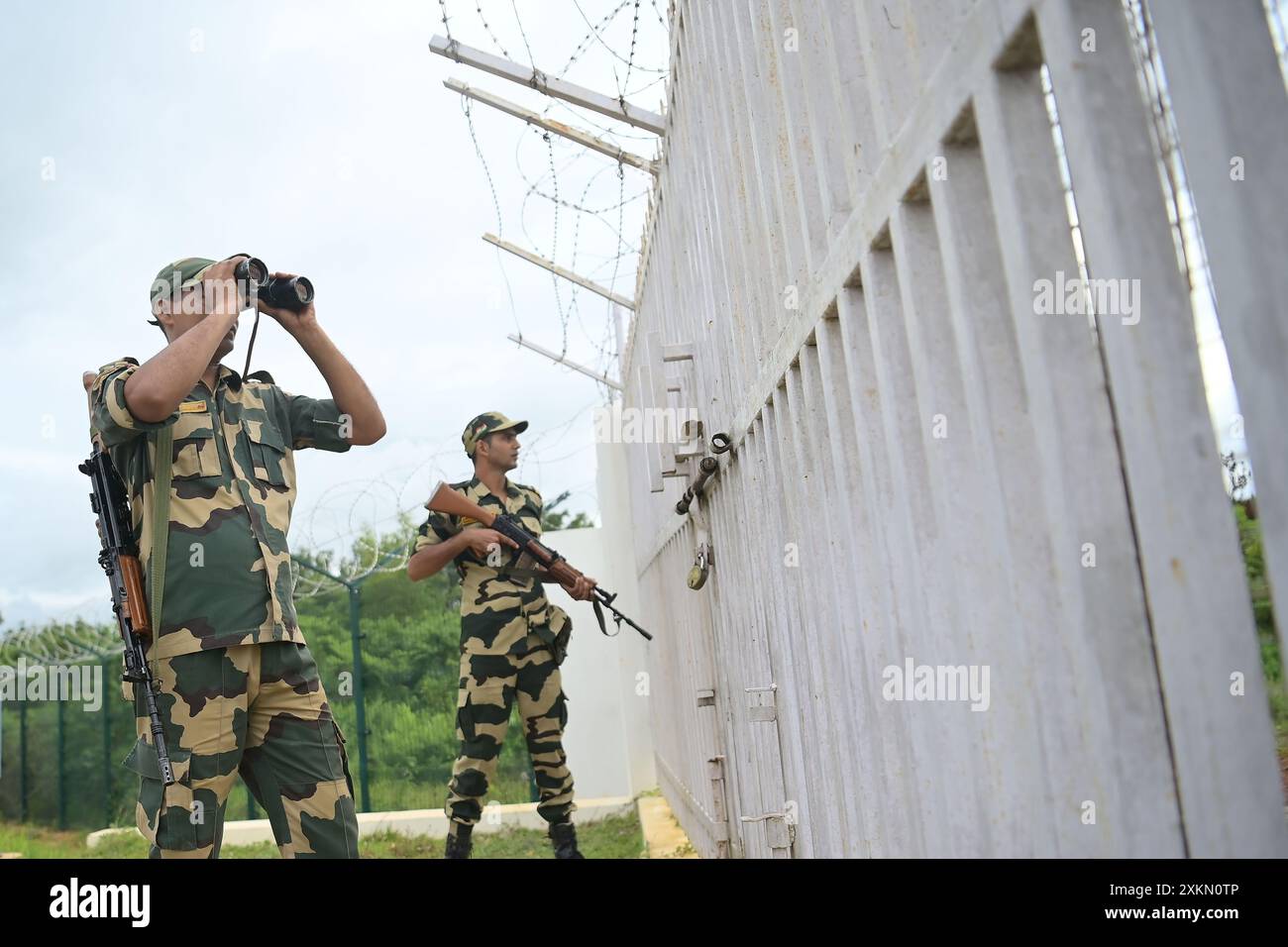 Des responsables de la sécurité de la Border Security Force (BSF) assurent une sécurité renforcée et patrouillent la ligne ferroviaire Inde-Bangladesh dans la région de Nischinta pur, en guise de précaution aux manifestations anti-quotas en cours dans le pays voisin, le Bangladesh. Agartala. Tripura, Inde. Banque D'Images