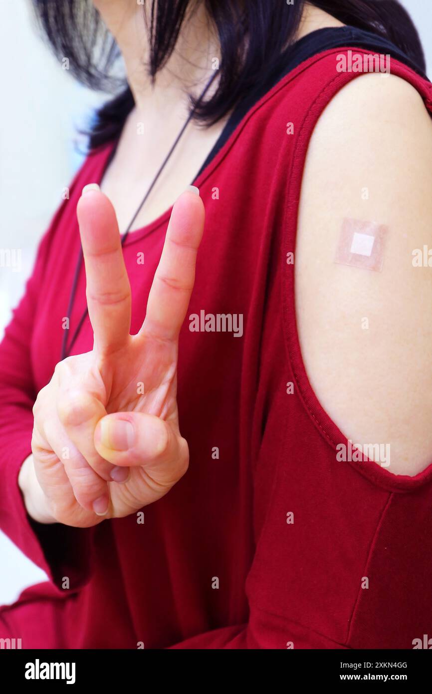 Gros plan sur les personnes exprimant le signe v après avoir été vaccinées Banque D'Images