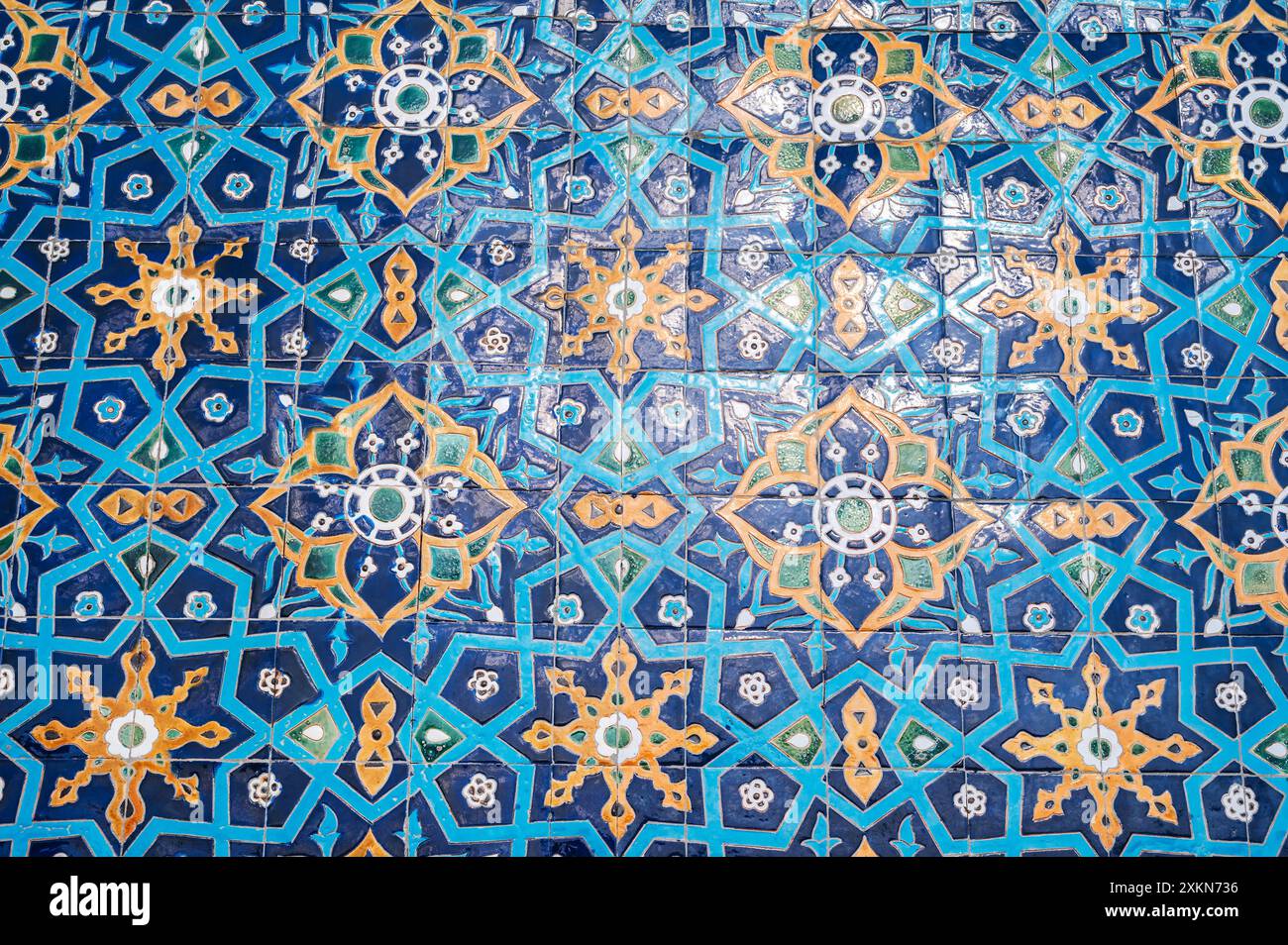 Carreaux de céramique vintage avec ornement traditionnel ouzbek motif islamique arabe sur le mur de l'ancienne mosquée musulmane Hazrati Imam en Ouzbékistan Banque D'Images