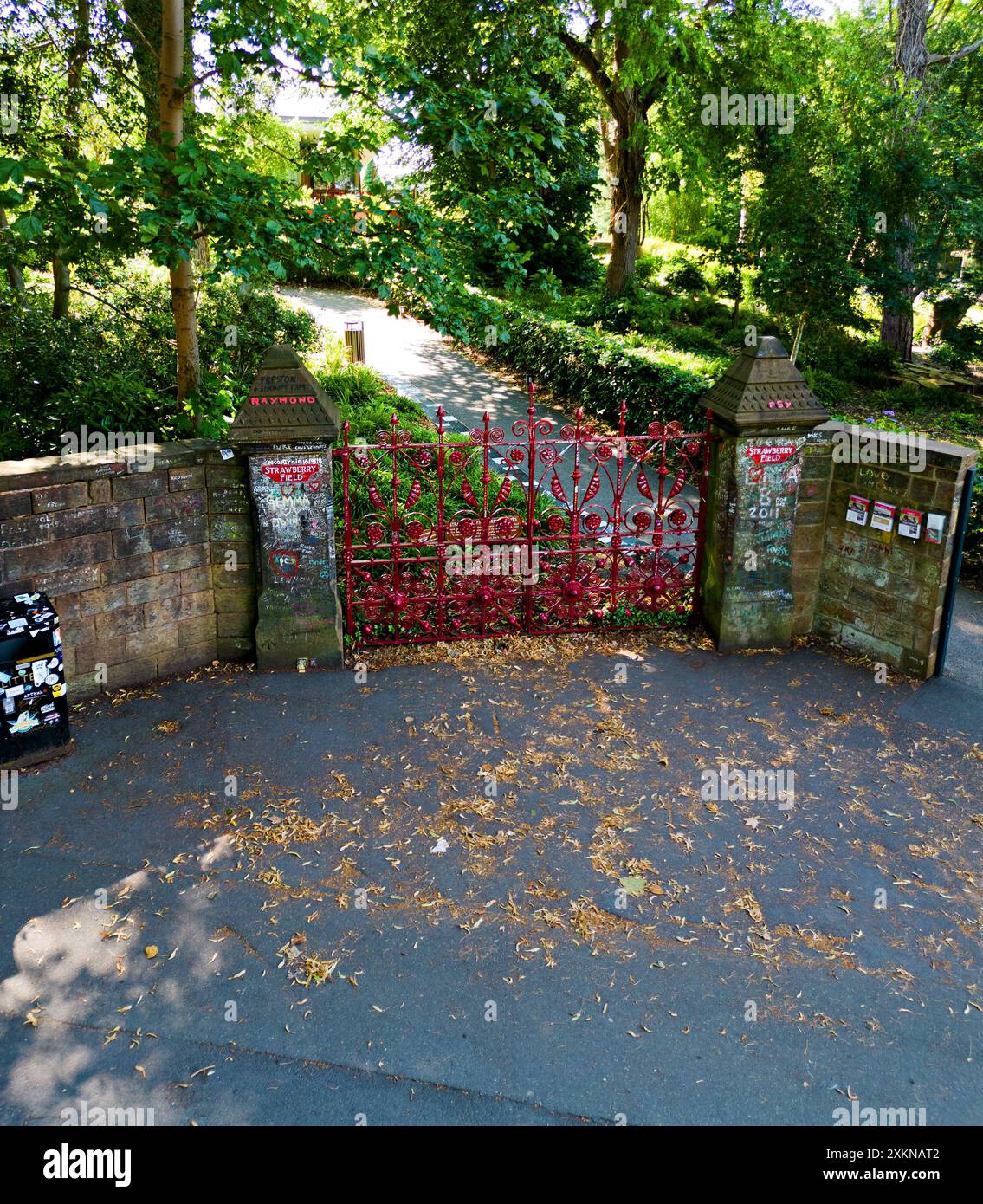 Vue aérienne des portes à l'entrée de Strawberry Field, rendu célèbre par le chant des Beatles. Banque D'Images