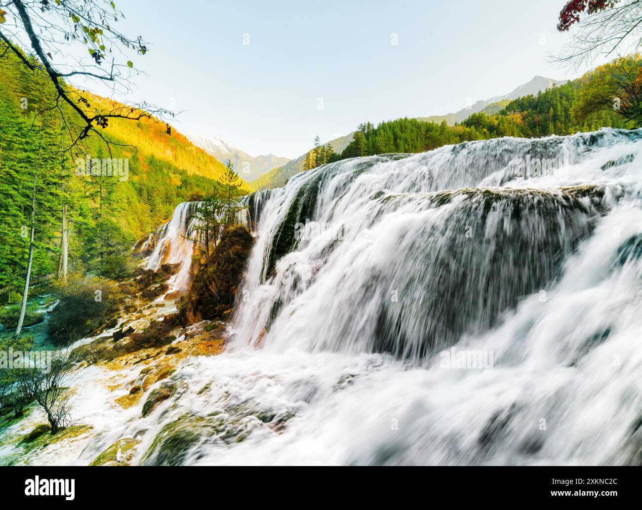 Magnifique vue sur la cascade Pearl Shoals parmi les montagnes Banque D'Images