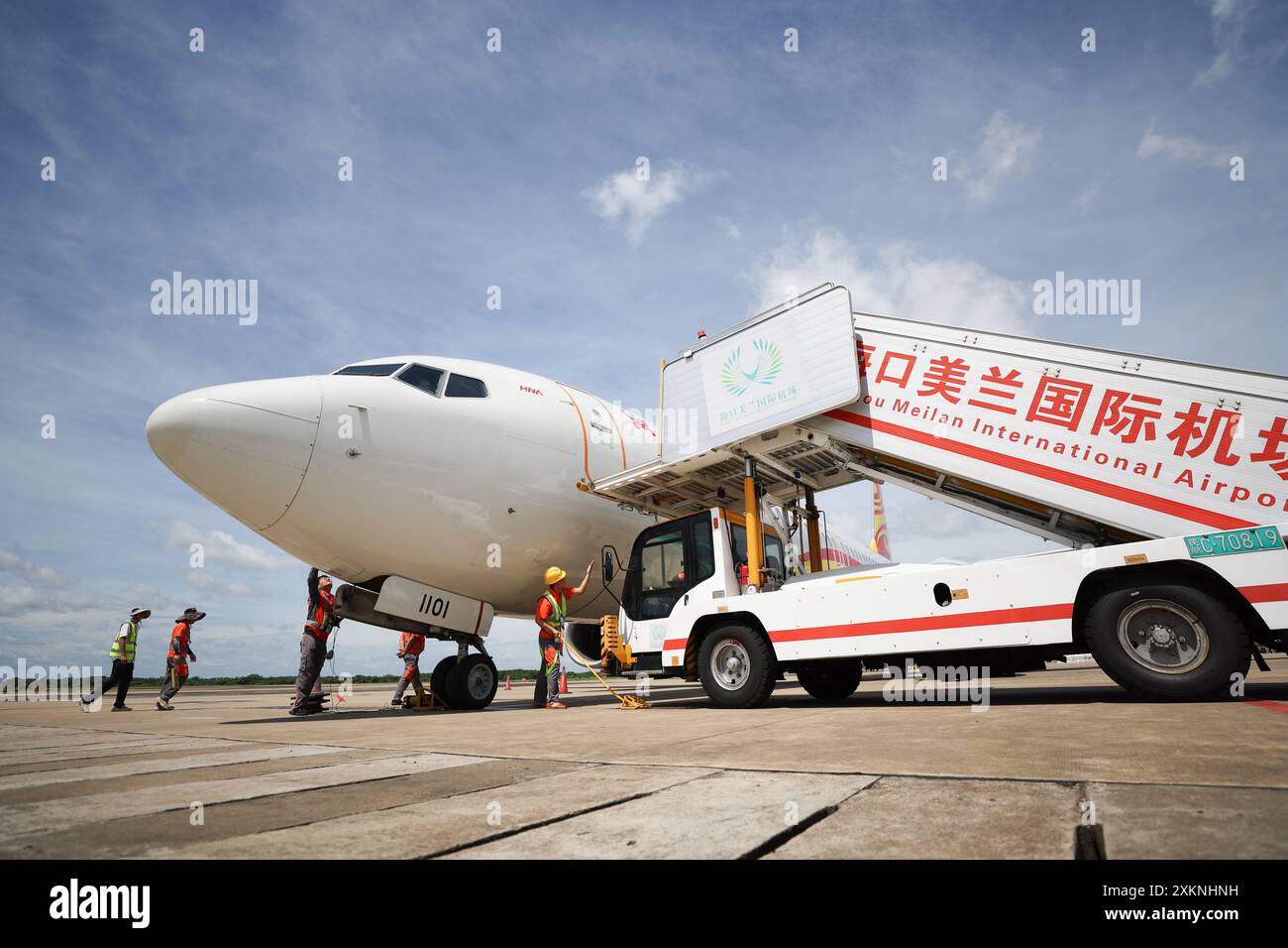 Haikou, province chinoise de Hainan. 23 juillet 2024. Des membres du personnel vérifient un avion à l'aéroport international de Meilan à Haikou, dans la province de Hainan, au sud de la Chine, le 23 juillet 2024. L’aéroport international de Meilan a connu une augmentation constante de son flux de passagers depuis le début de cet été. Les membres du personnel de HNA (Hainan Airline) Technic parviennent à assurer la sécurité des vols grâce à des contrôles de maintenance minutieux pendant la haute saison. Crédit : Zhang Liyun/Xinhua/Alamy Live News Banque D'Images