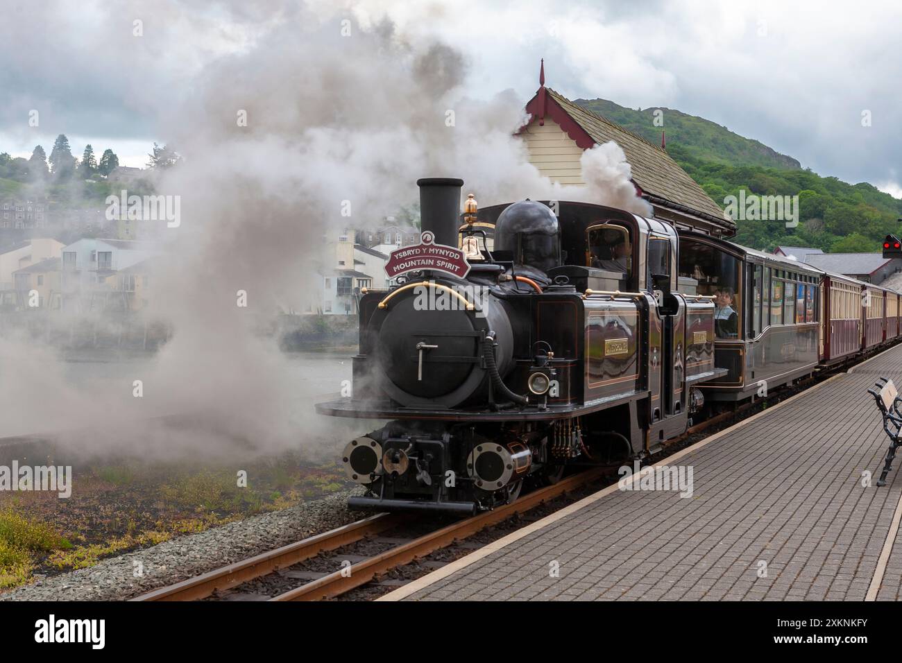 Double Fairlie 'James Spooner', la plus récente locomotive à vapeur au monde, à la gare de Porthmadog sur le chemin de fer de Festiniog, Gwynedd, dans le nord du pays de Galles Banque D'Images