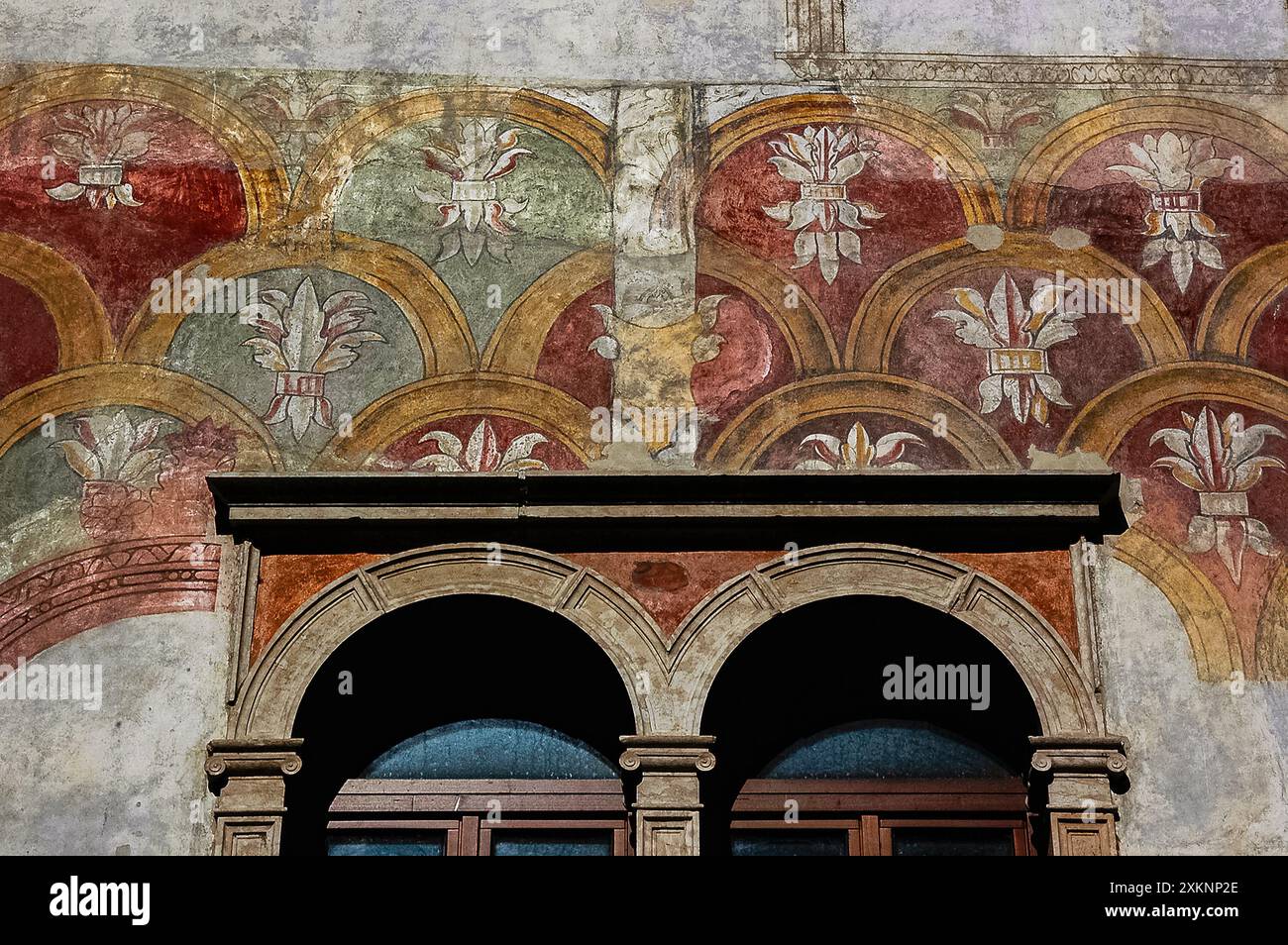Façade peinte du Palazzo Alberti-Colico, parmi les beaux palais Renaissance qui bordent la via Belenzani, une artère principale de trente, Trentin-Haut-Adige, Italie. Banque D'Images