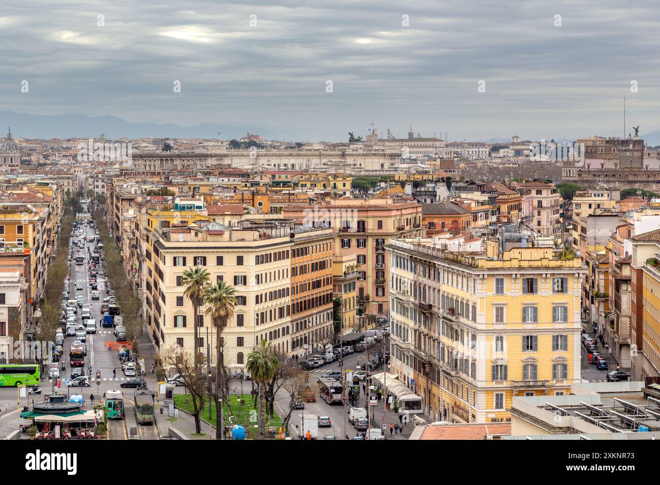 ROME, VATICAN - MARTH 9, 2023 : Voici un paysage urbain du centre historique depuis la fenêtre du belvédère du Palais apostolique. Banque D'Images