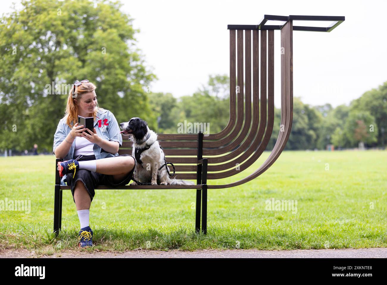 UTILISATION ÉDITORIALE UNIQUEMENT une installation artistique d'un banc plié créé par l'artiste Jem Hughes et commandé par Samsung à Clapham Common, Londres. Date d'émission : mercredi 24 juillet 2024. L’installation artistique fait partie d’un projet artistique plus large, Fold Town, de Samsung pour marquer la sortie des Galaxy Z Flip6 et Z Fold6, désormais dotés de la technologie Galaxy ai. Le crédit photo devrait se lire comme suit : David Parry/PA Media Assignments Banque D'Images