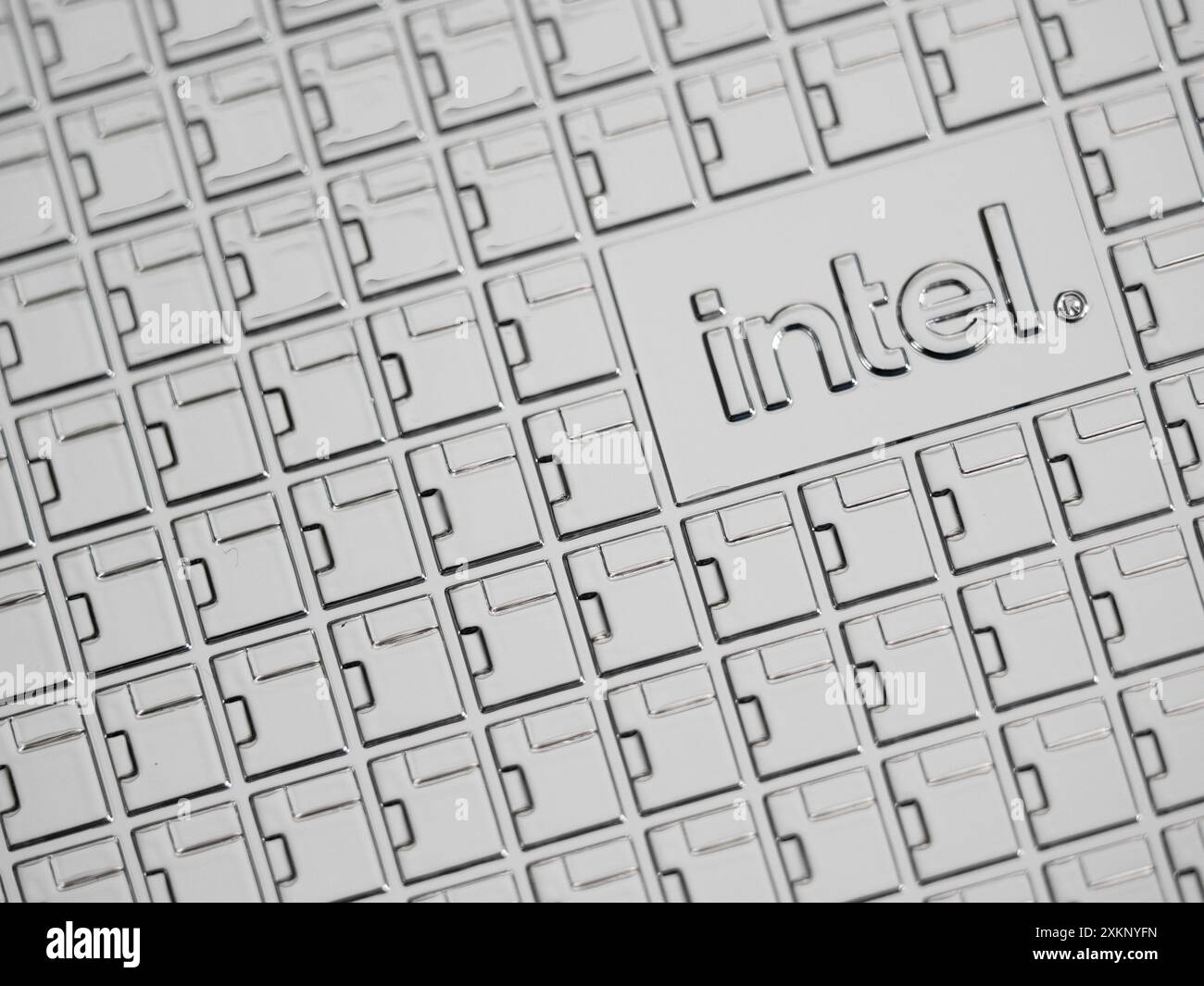 Logo Intel sur un boîtier de processeur Intel Core 14e génération i9-14900K. Banque D'Images