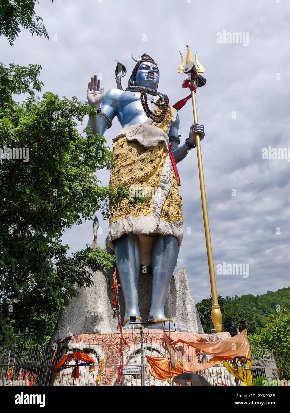 Statue du Seigneur Shiva sur les rives du fleuve sacré du Gange à Haridwar, en Inde. Banque D'Images