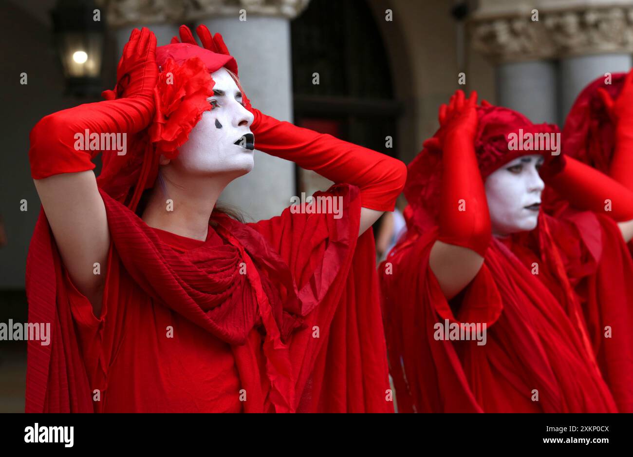 Cracovie. Cracovie. Pologne. Performance par extinction Rebellion Red Rebelels Brigade groupe artistique activiste créé en réponse à l'environnement mondial c Banque D'Images