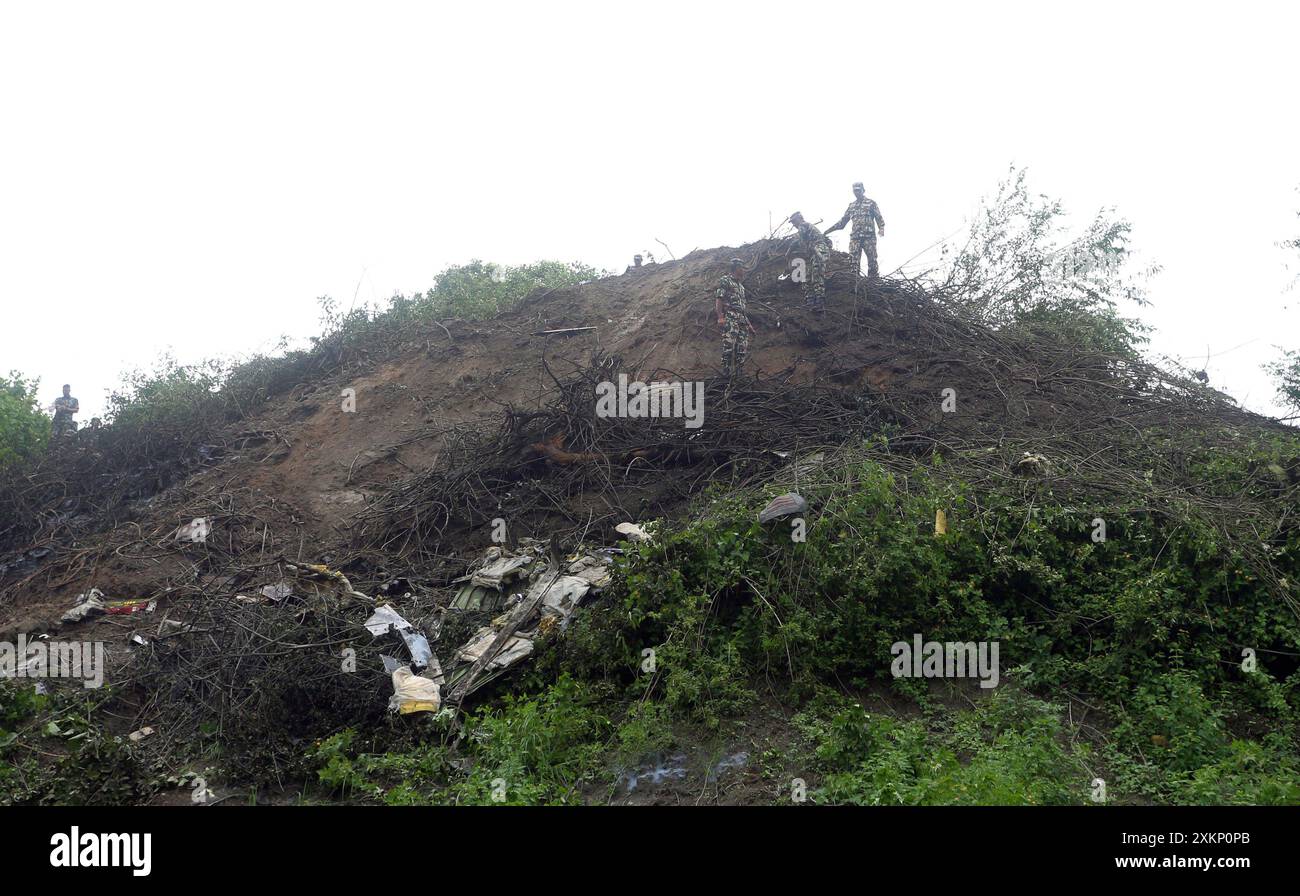 24 juillet 2024 : des sauveteurs travaillent sur le site de l'accident d'avion près de l'aéroport international Tribhuvan à Katmandou, Népal, le 24 juillet 2024. Au moins 18 personnes ont été tuées et 1 blessées après l'écrasement mercredi matin d'un avion de passagers de Saurya Airlines se dirigeant de Katmandou à Pokhara lors du décollage près de l'aéroport international Tribhuvan (TIA) du Népal, ont confirmé les autorités. (Crédit image : © Sunil Sharma/ZUMA Press Wire) USAGE ÉDITORIAL SEULEMENT! Non destiné à UN USAGE commercial ! Banque D'Images