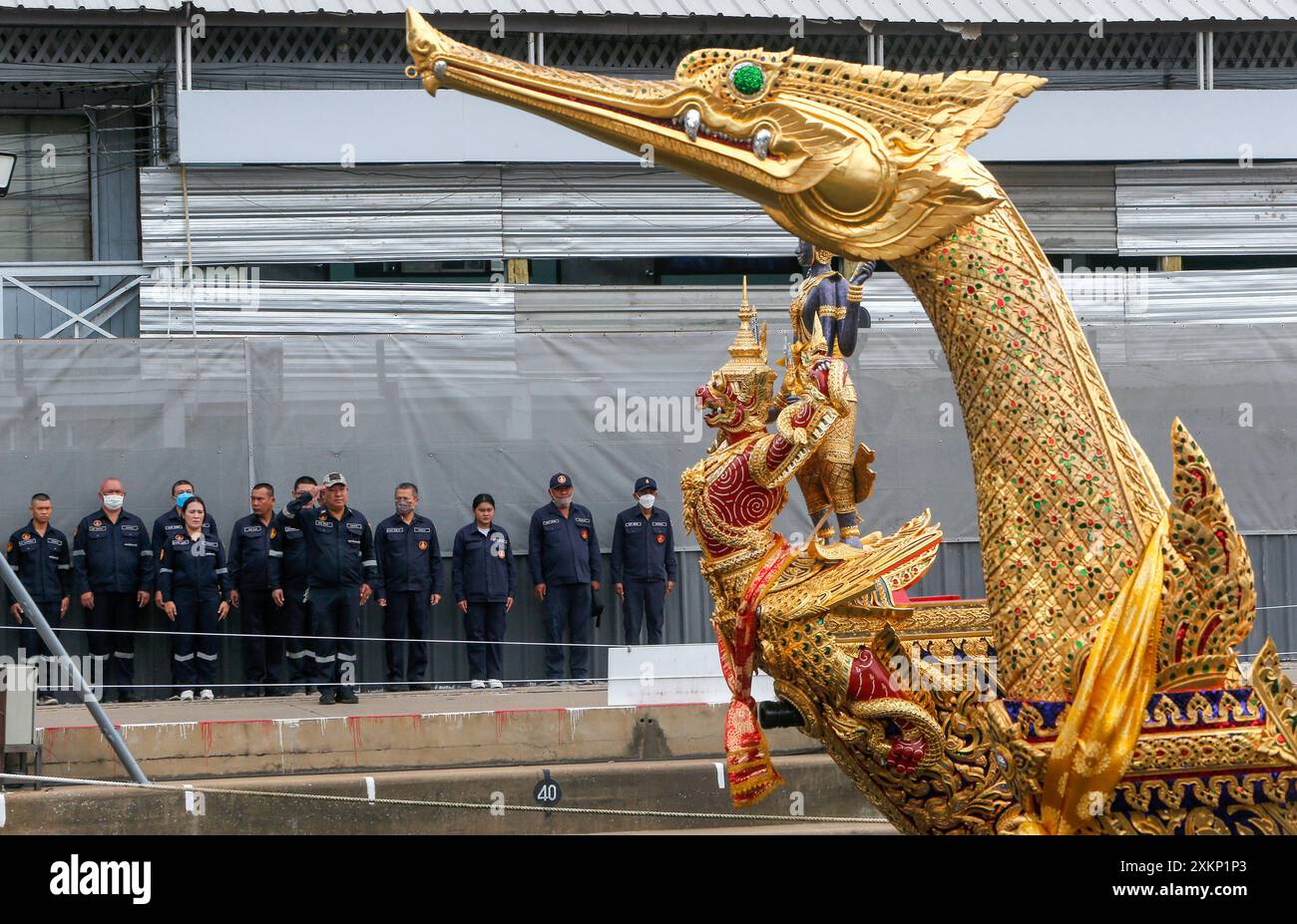 Bangkok, Thaïlande. 24 juillet 2024. La barge royale est vue au Royal Thai Naval Dockyard. La cérémonie de la procession de la barge royale pour présenter la Cathine royale, ou les robes, au moine bouddhiste, ou la cérémonie de rite bouddhiste royale Kathin, aura lieu sur la rivière Chao Phraya le 27 octobre pour marquer le roi de Thaïlande Maha Vajiralongkorn Bodindradebayavarangkun (Rama X), 72e anniversaire, qui est le 28 juillet. Crédit : SOPA images Limited/Alamy Live News Banque D'Images