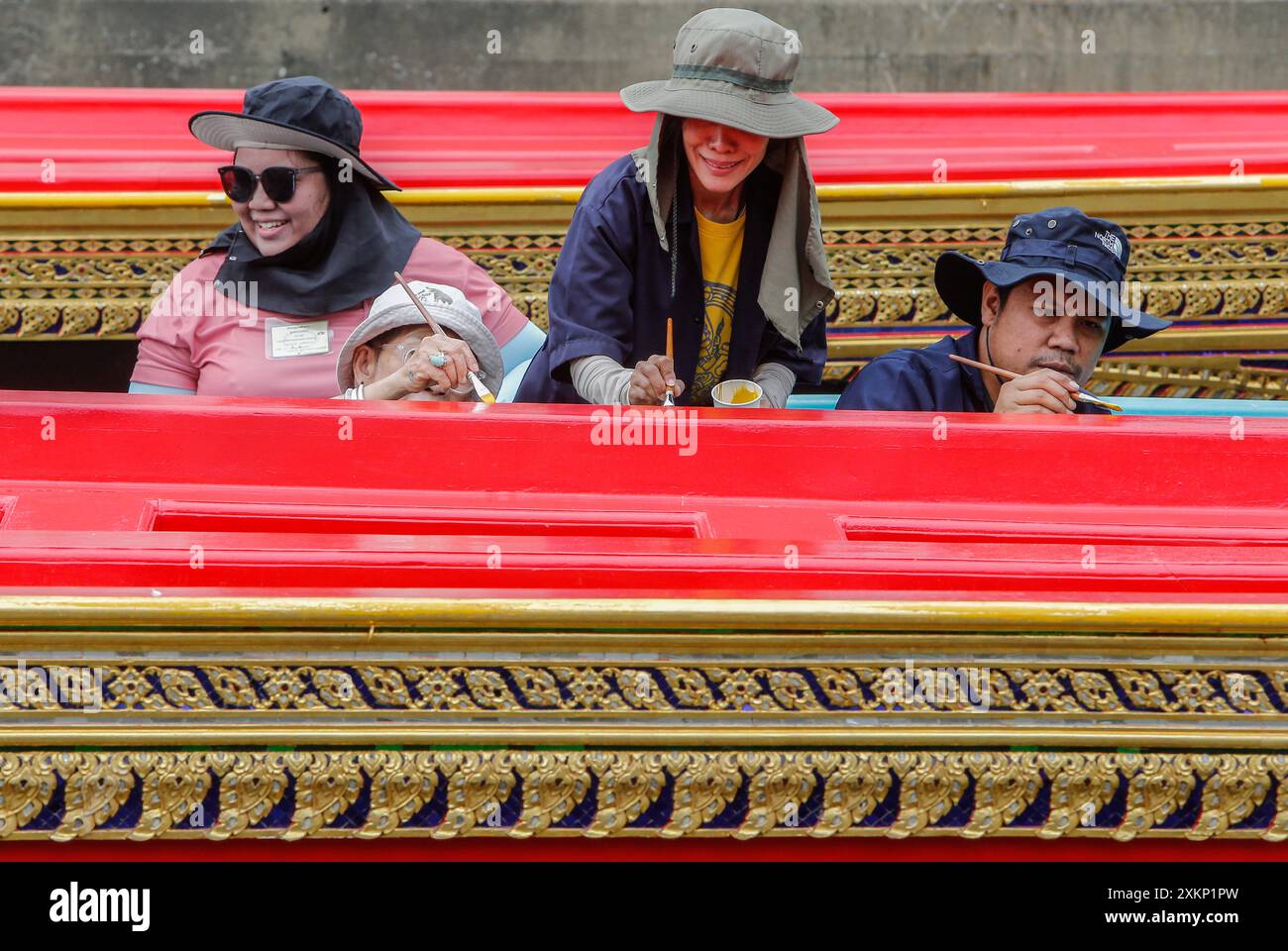 Bangkok, Thaïlande. 24 juillet 2024. Des fonctionnaires du Département des Beaux-Arts peignent la barge royale au Royal Thai Naval Dockyard. La cérémonie de la procession de la barge royale pour présenter la Cathine royale, ou les robes, au moine bouddhiste, ou la cérémonie de rite bouddhiste royale Kathin, aura lieu sur la rivière Chao Phraya le 27 octobre pour marquer le roi de Thaïlande Maha Vajiralongkorn Bodindradebayavarangkun (Rama X), 72e anniversaire, qui est le 28 juillet. Crédit : SOPA images Limited/Alamy Live News Banque D'Images