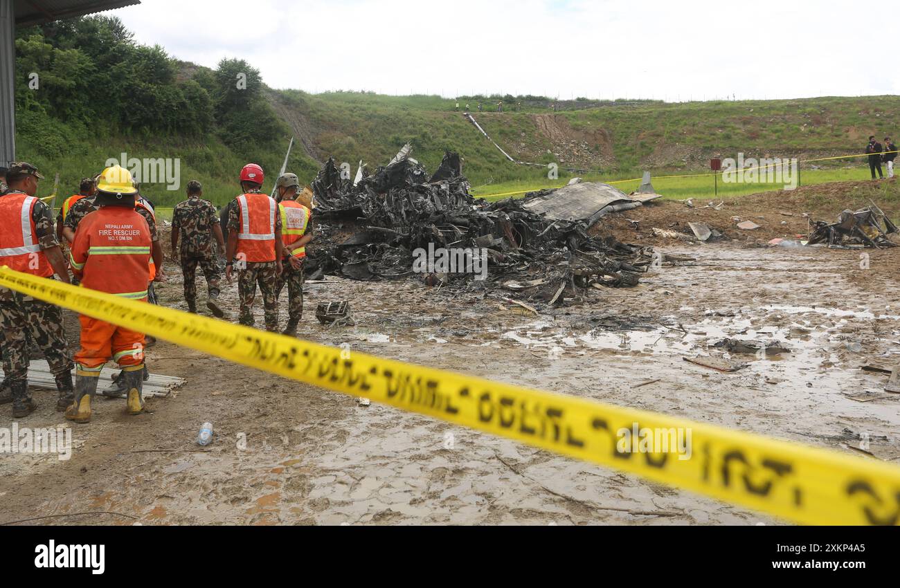 24 juillet 2024 : des sauveteurs travaillent sur le site de l'accident d'avion près de l'aéroport international Tribhuvan à Katmandou, Népal, le 24 juillet 2024. Au moins 18 personnes ont été tuées et 1 blessées après l'écrasement mercredi matin d'un avion de passagers de Saurya Airlines se dirigeant de Katmandou à Pokhara lors du décollage près de l'aéroport international Tribhuvan (TIA) du Népal, ont confirmé les autorités. (Crédit image : © Sunil Sharma/ZUMA Press Wire) USAGE ÉDITORIAL SEULEMENT! Non destiné à UN USAGE commercial ! Banque D'Images