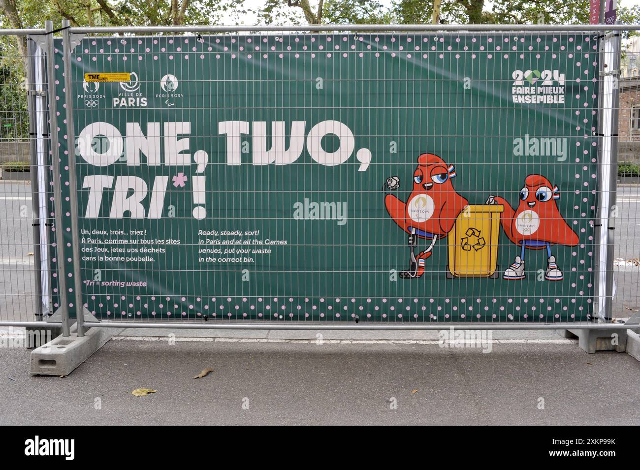 FRANCE. PARIS (75) 4E ARRONDISSEMENT. PRÉPARATION DE LA CÉRÉMONIE D'OUVERTURE DES JEUX OLYMPIQUES DE PARIS 2024. INSTALLATION DE BARRIÈRES LE LONG DES QUAIS Banque D'Images