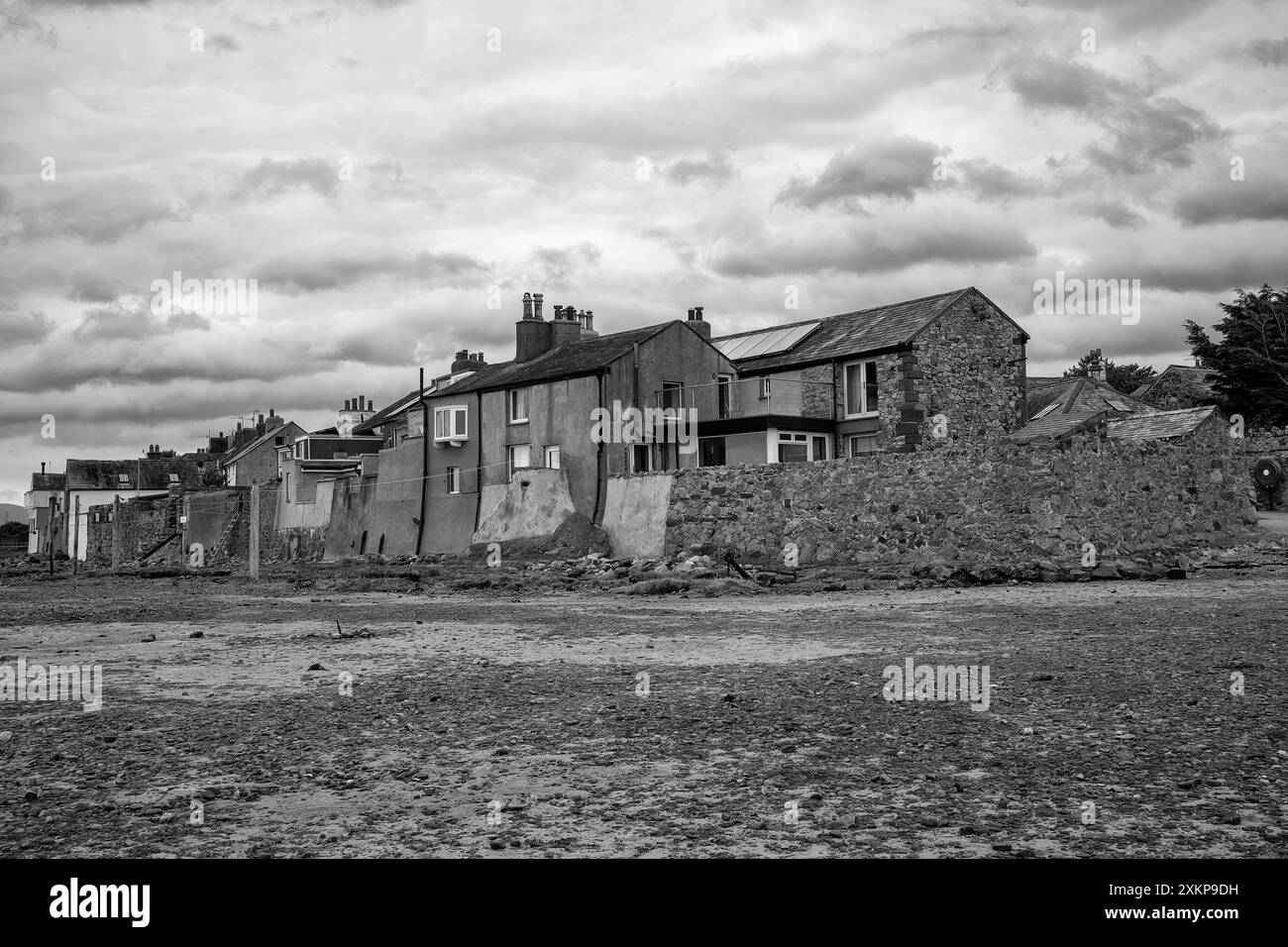 L'arrière des maisons de main Street protégées par des digues défensives, Ravenglass, Lake District National Park, Cumberland, Cumbria, Royaume-Uni Banque D'Images