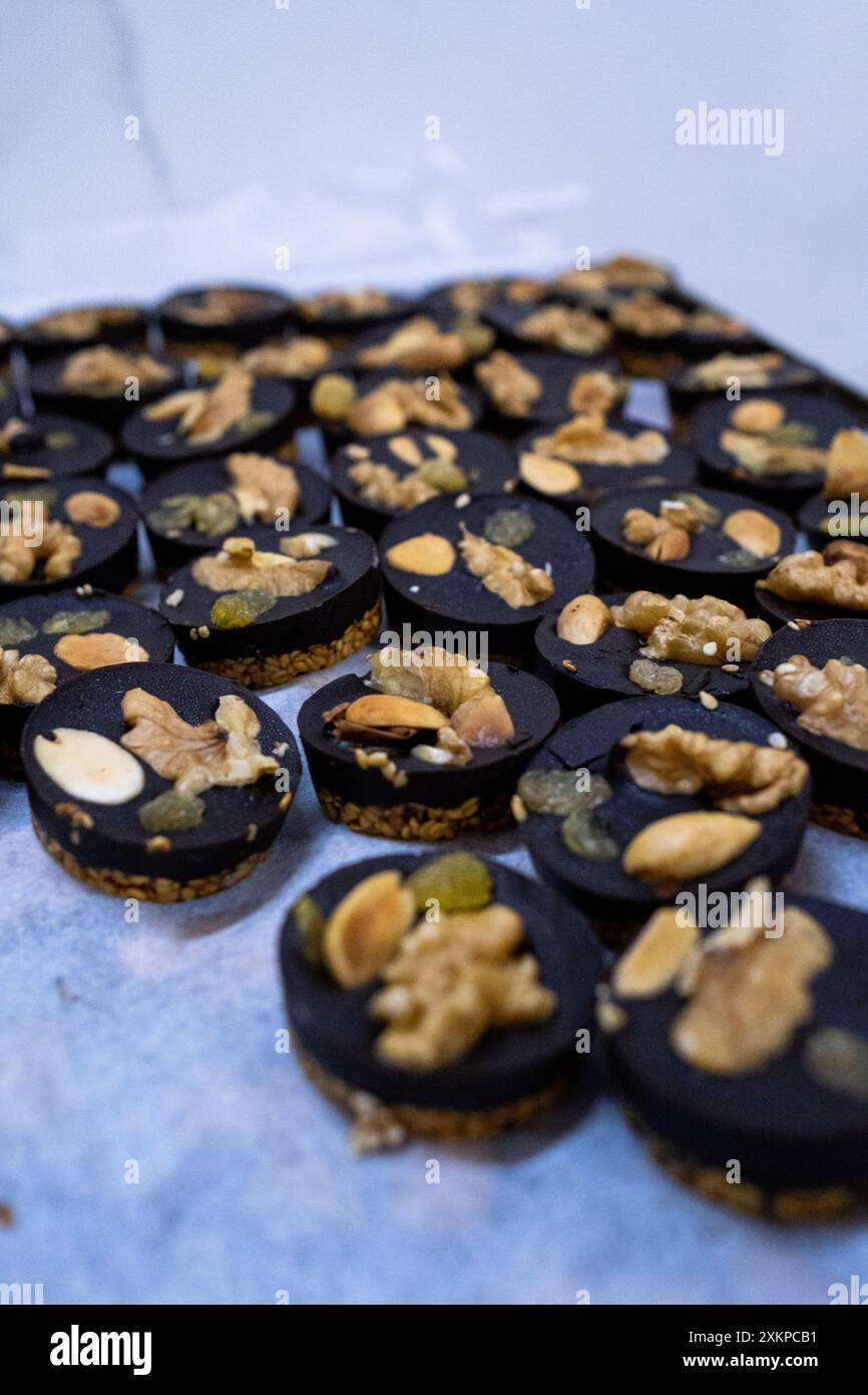 Gâteaux au chocolat, nougatine au sésame et fruits secs à la pâtisserie Bennis à Casablanca, Maroc le 14 octobre 2023. Bennis est une fam très réputée Banque D'Images