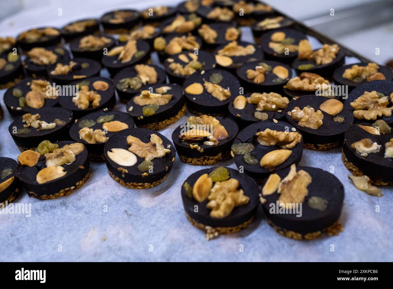 Gâteaux au chocolat, nougatine au sésame et fruits secs à la pâtisserie Bennis à Casablanca, Maroc le 14 octobre 2023. Bennis est une fam très réputée Banque D'Images