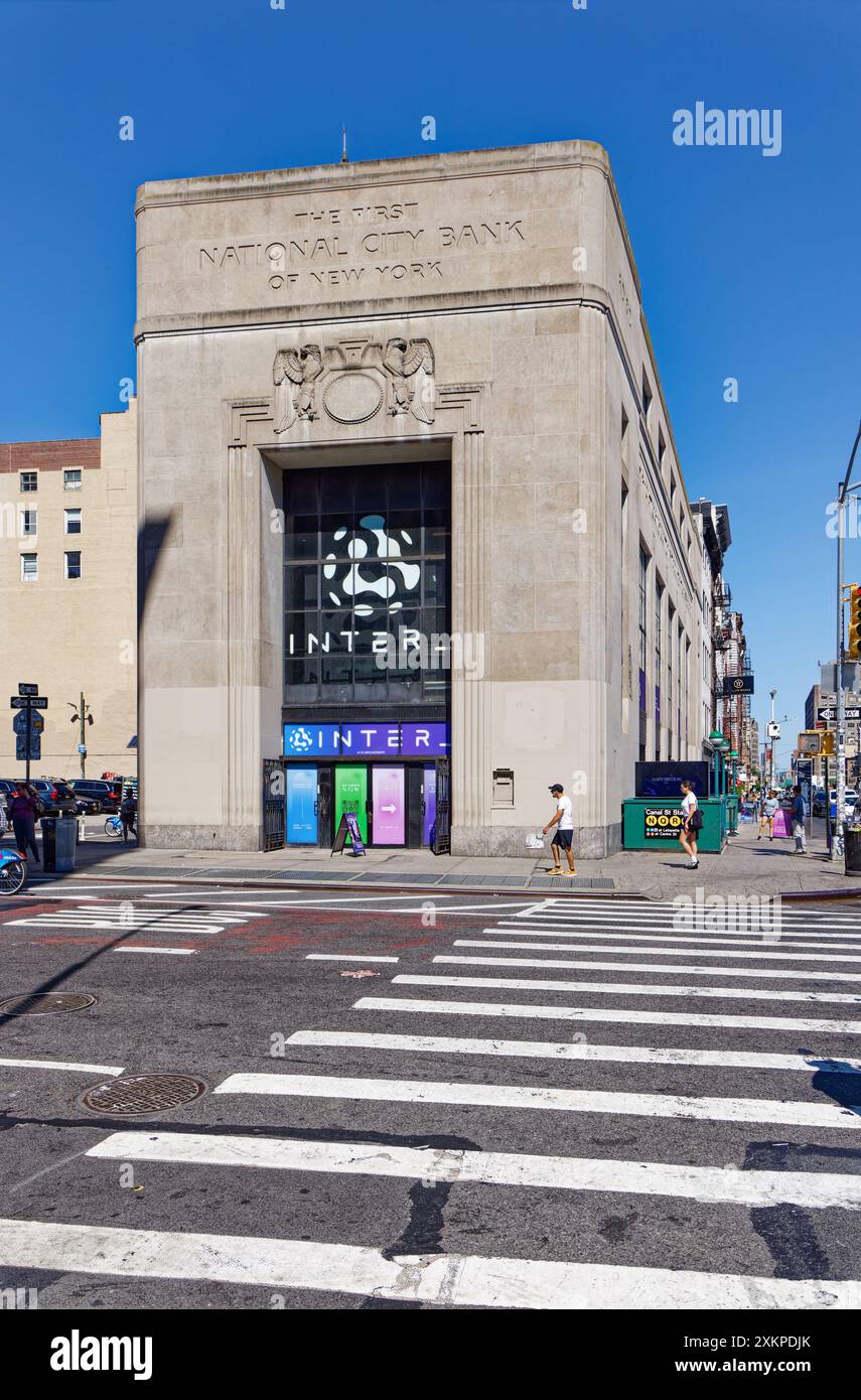 NYC Chinatown : le monument monolithique en calcaire, le bâtiment de la National City Bank, abrite maintenant l'exposition d'art interactive, INTER . Banque D'Images