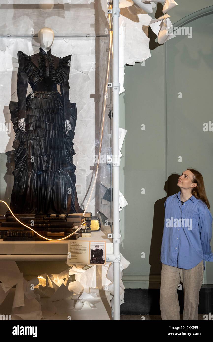 Londres, Royaume-Uni. 24 juillet 2024. « Ensemble Wear by Taylor Swift in Fortnight Music video » en avant-première du « Taylor Swift Songbook Trail », au V&A South Kensington, comprenant 13 installations célébrant le processus créatif et la carrière de Taylor Swift, artiste primé à 14 reprises aux Grammy Awards. 16 costumes et instruments joués par l'interprète, des prix musicaux, des storyboards et des documents d'archives inédits retraçant l'histoire de Swift de l'enfance à l'artiste mondial sont exposés dans un spectacle du designer de théâtre Tom Piper et de l'architecte Alan Farlie. Credit : Stephen Chung / Alamy Live News Banque D'Images