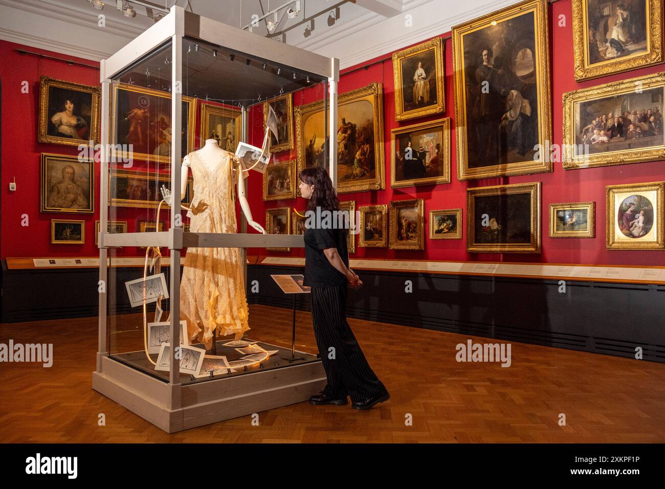 Londres, Royaume-Uni. 24 juillet 2024. 'Costume porté par Taylor Swift dans le clip vidéo de Willow' lors d'un avant-première du 'Taylor Swift Songbook Trail', au V&A South Kensington comprenant 13 installations célébrant le processus créatif et la carrière de Taylor Swift, artiste primé 14 fois aux Grammy Awards. 16 costumes et instruments joués par l'interprète, des prix musicaux, des storyboards et des documents d'archives inédits retraçant l'histoire de Swift de l'enfance à l'artiste mondial sont exposés dans un spectacle du designer de théâtre Tom Piper et de l'architecte Alan Farlie. Credit : Stephen Chung / Alamy Live News Banque D'Images