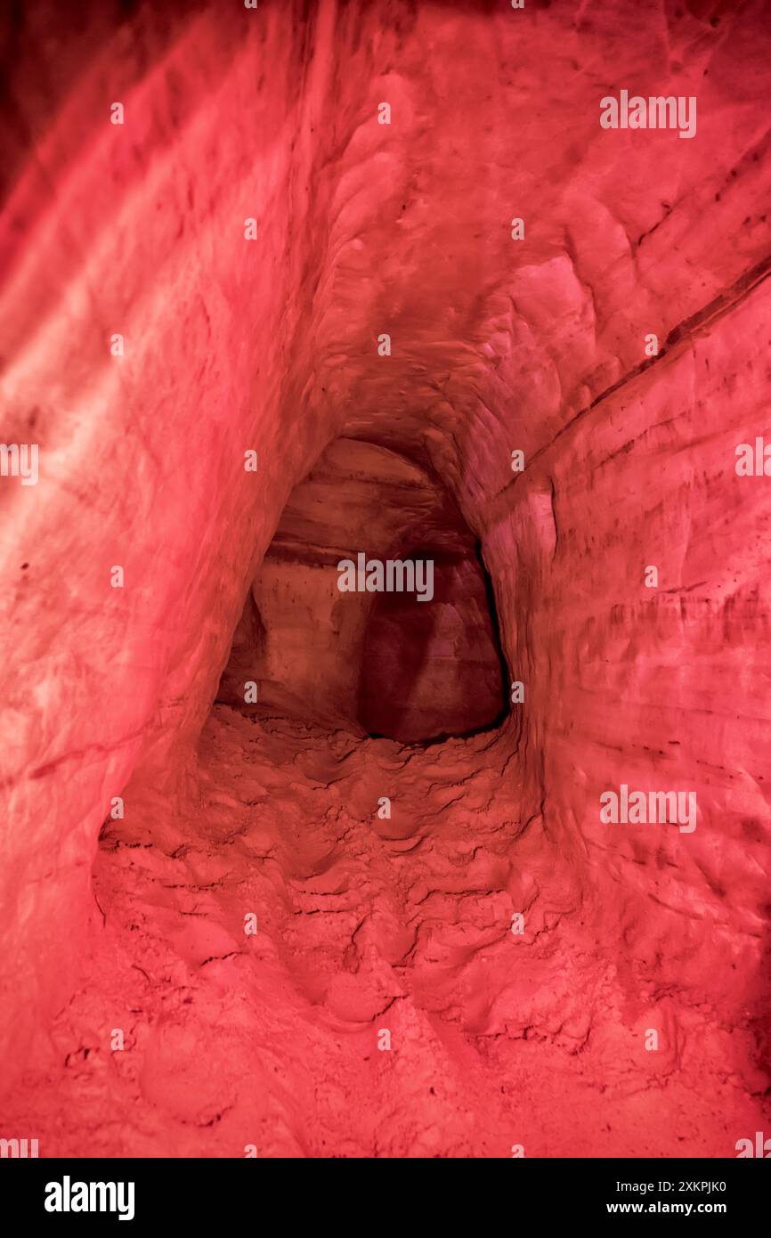 C'est le 150e anniversaire de la dérive minière de sable, grève Drive - Headway, tir dans les tons rouges et bleus pour les spelunkers (tourisme de grotte) Banque D'Images