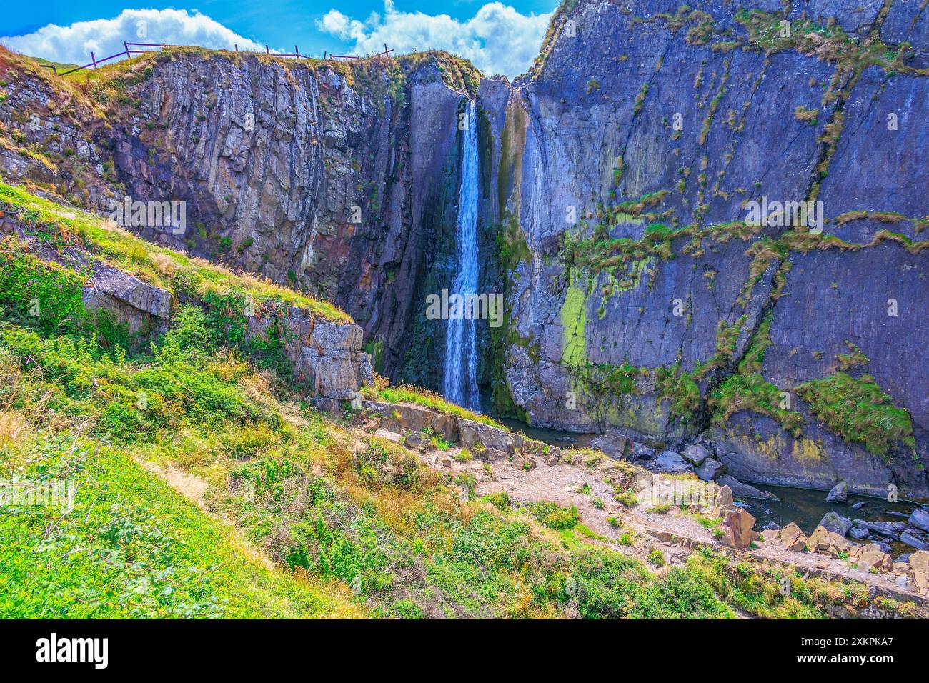 La cascade spectaculaire à Speke's Mill Mouth sur le SW Coast Path près de Hartland Quay, Devon, Angleterre, Royaume-Uni Banque D'Images