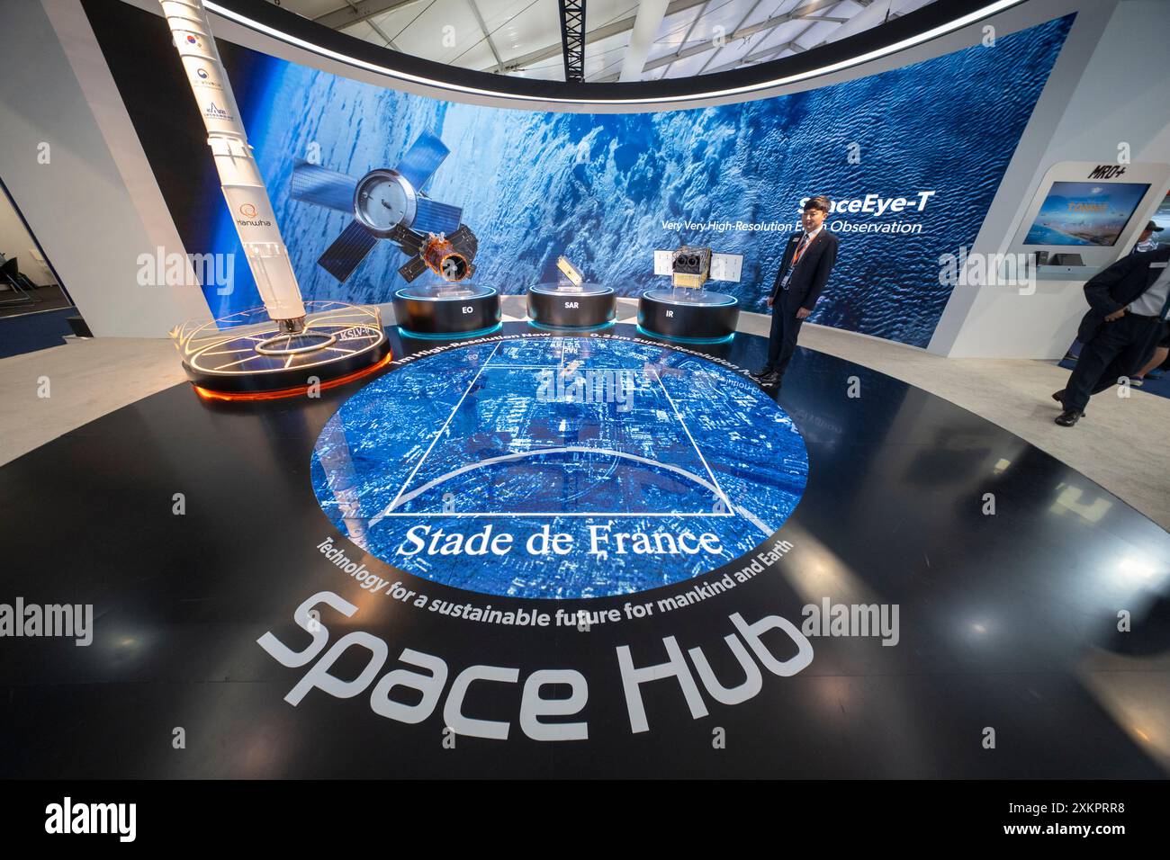Farnborough, Angleterre, Royaume-Uni. 24 juillet 2024. Le salon international de l'aéronautique de Farnborough se tiendra du 22-26 au 30 juillet 2024 et présentera les secteurs mondiaux de l'aérospatiale, de l'aviation civile et de la défense. Image : Space Eye T de Corée du Sud, Satrec, satellites d’observation de la Terre. Crédit : Malcolm Park/Alamy Live News Banque D'Images