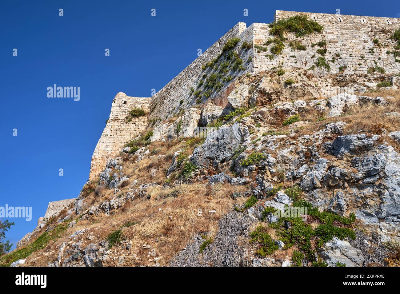 Fortifications en pierre de la forteresse vénitienne sur une colline rocheuse dans la ville de Réthymnon sur l'île de Crète en Grèce, Grèce Banque D'Images