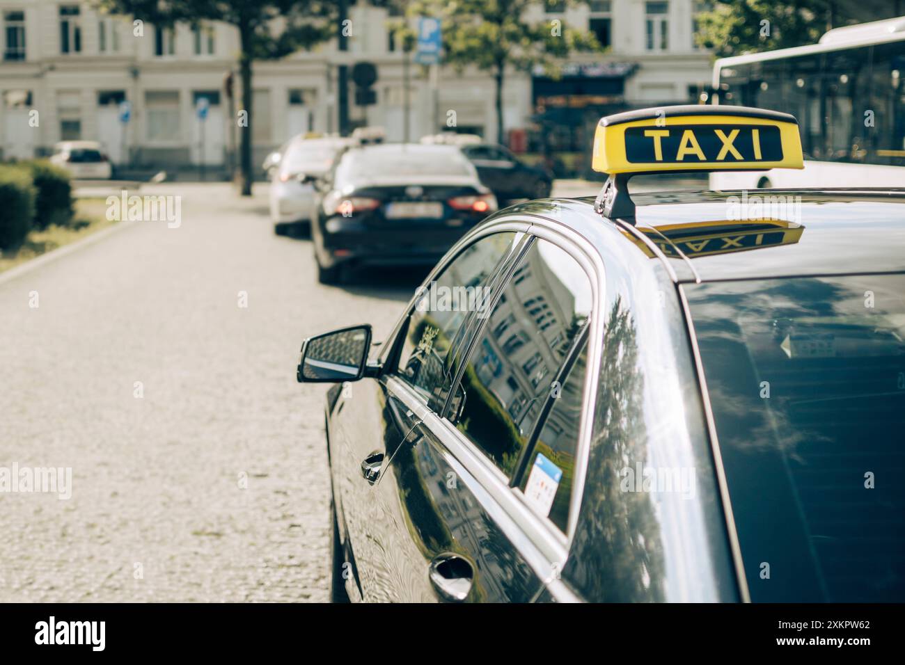 Anvers, Belgique, 21 juillet 2024 : gros plan et vue arrière d'un taxi en file d'attente pour les passagers à prendre en charge dans les rues d'Anvers Banque D'Images