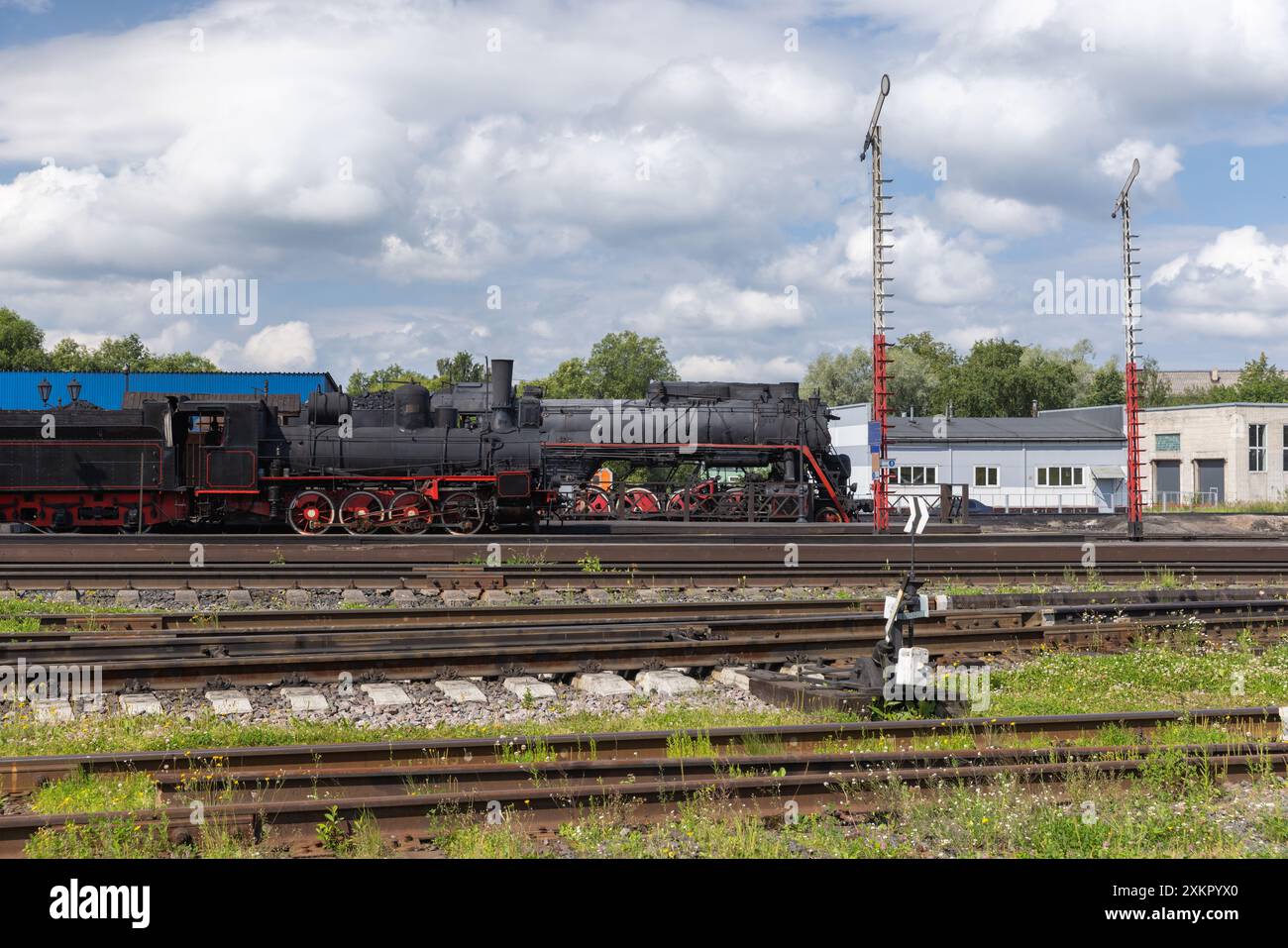 Les locomotives à vapeur d'époque sont à la gare centrale de Sortavala par une journée ensoleillée d'été Banque D'Images