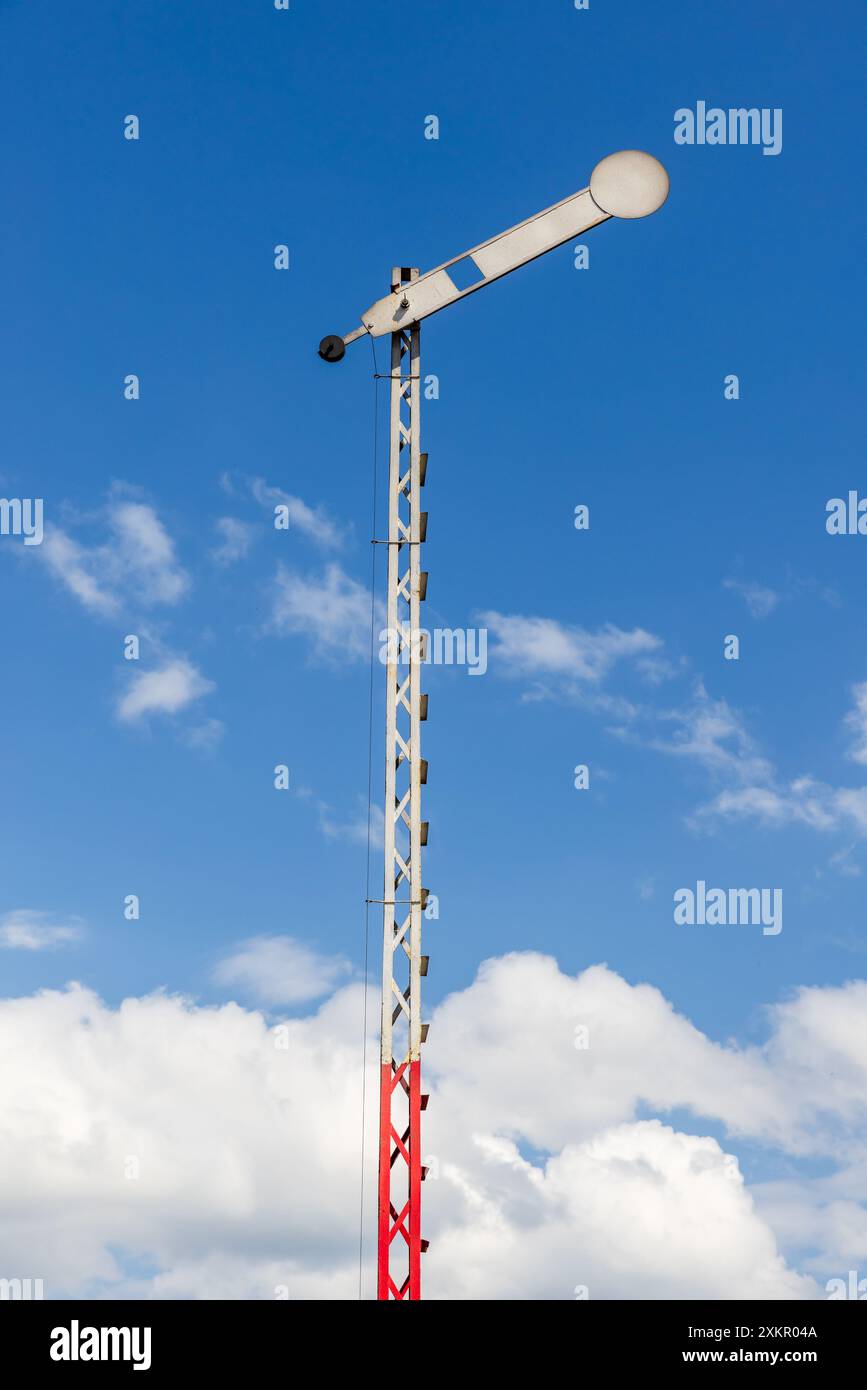 Le signal de sémaphore ferroviaire vintage est sous le ciel bleu par une journée ensoleillée Banque D'Images