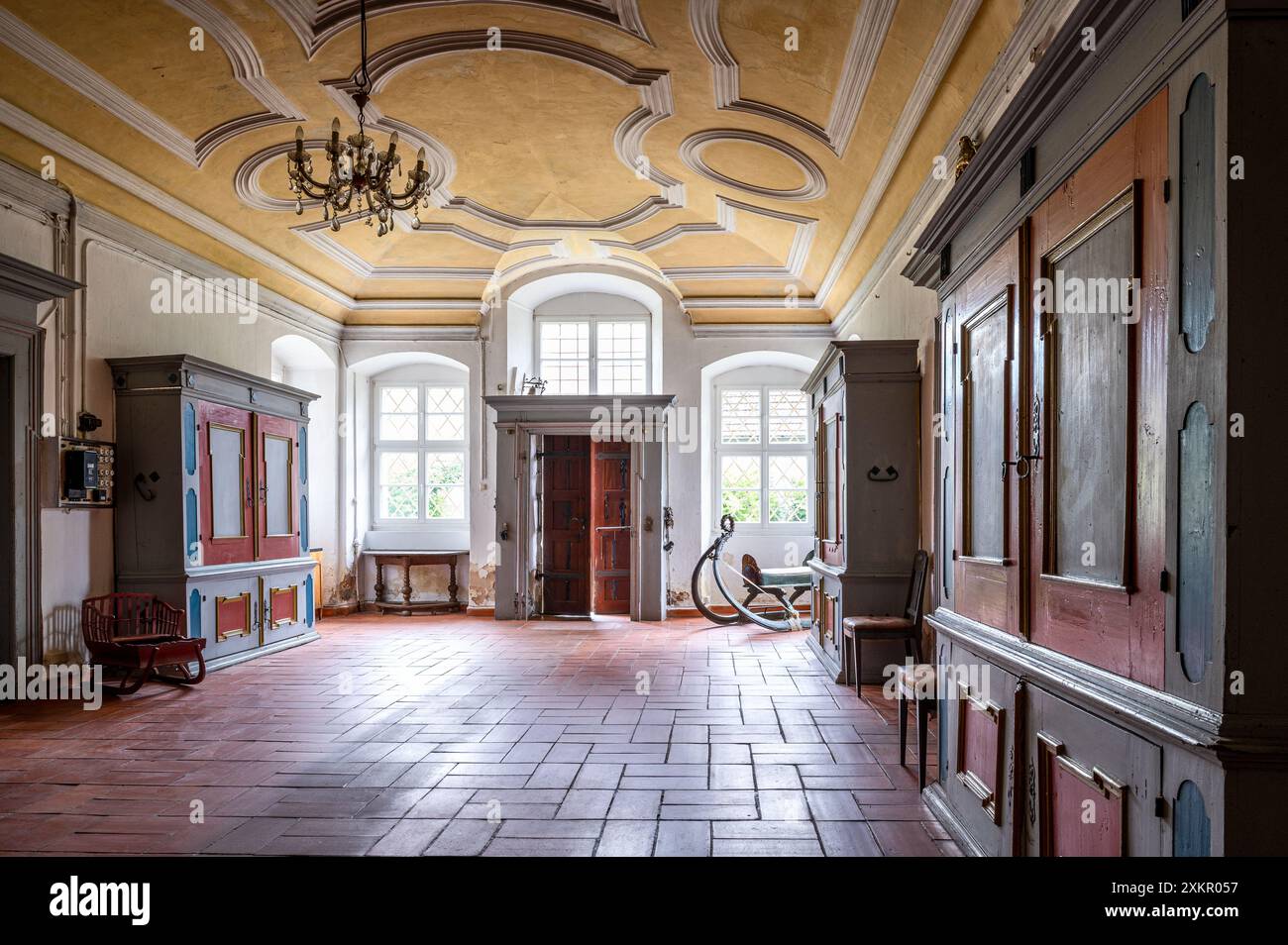 Sol en terre cuite et plafond décoratif avec armoires peintes à Schloss Dietldorf, château Renaissance, Burglengenfeld, Schwandorf, Bavière, Allemagne. Banque D'Images