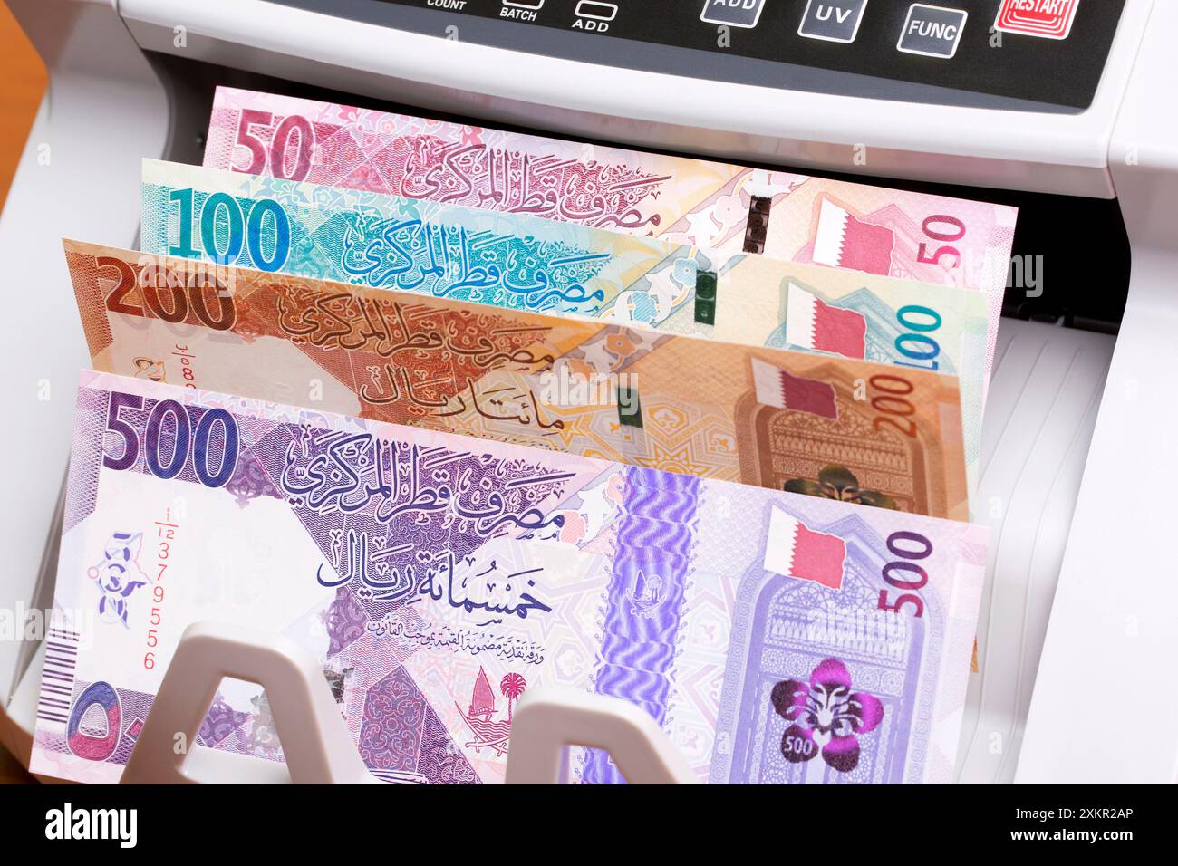 Argent qatari - riyal dans la machine à compter Banque D'Images