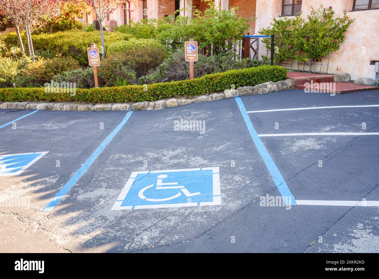 Places pour personnes handicapées dans un parking extérieur Banque D'Images