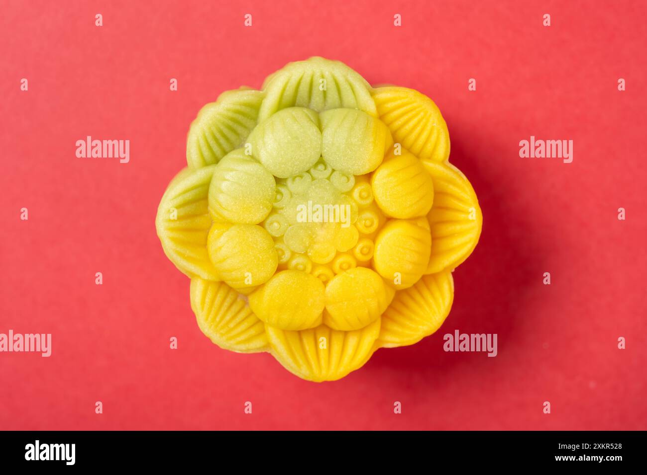 vue de dessus forme de fleur jaune mooncake sur rouge Banque D'Images