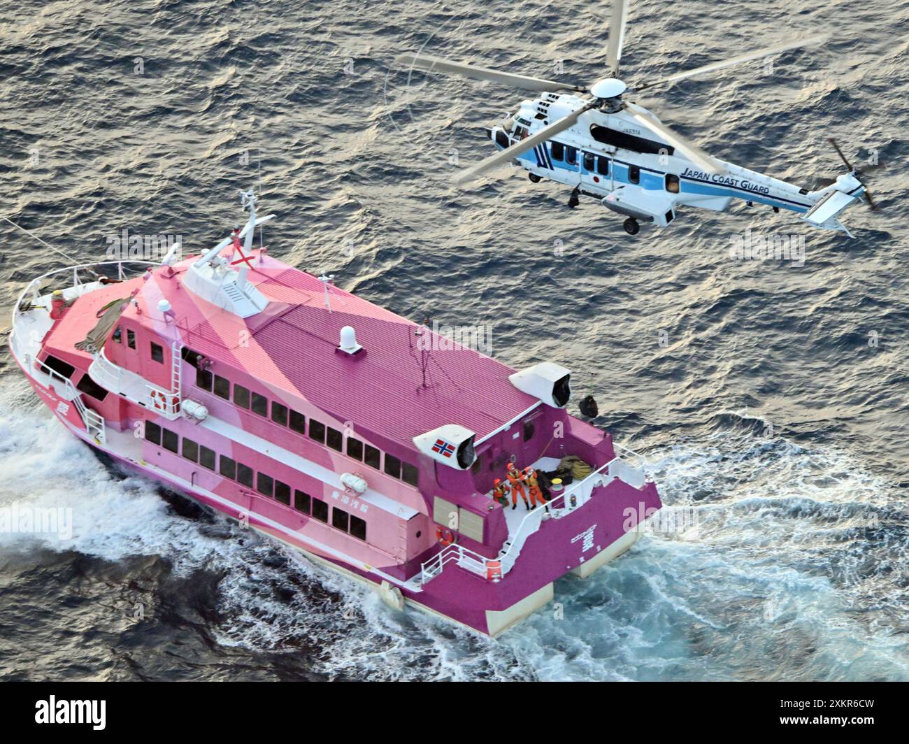 An aerial photo shows emergency supplies from a helicopter of the Japan Coast Guard patrol vessel brought down to Seven Ai off Boso Peninsula, Chiba Prefecture on July 24, 2024. 116 passengers and 5 crew members got on board and the ferry of Tokai Kisen Co. was bound for Shikine Island as she was stuck in the ocean due to the oil leak. The Japan Coast Guard is bringing the high-speed ferry back to Izu-Oshima Island. ( The Yomiuri Shimbun via AP Images ) Banque D'Images