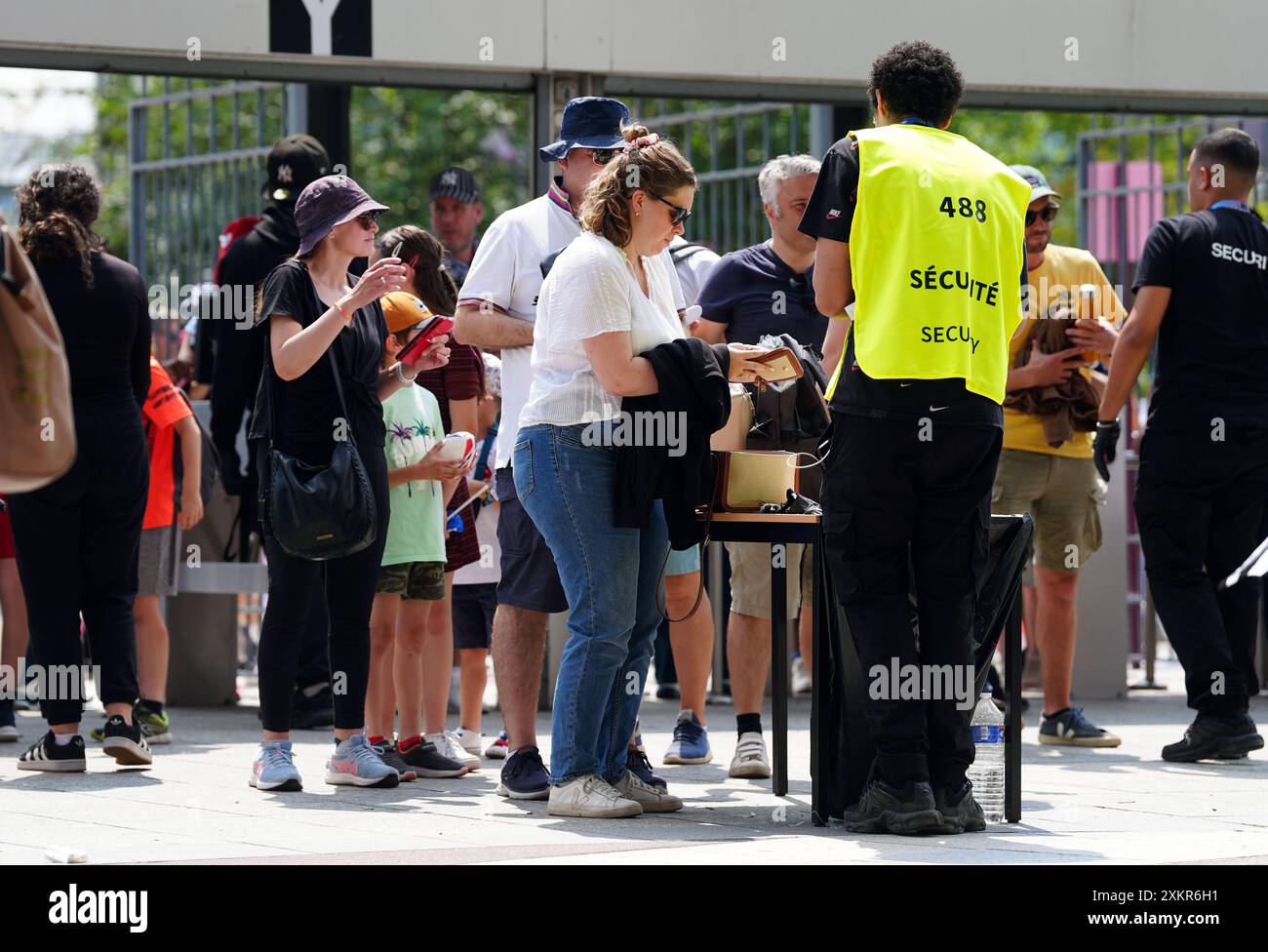 Fouille les sacs de sécurité alors que les spectateurs entrent dans le stade de France, Paris, avant le rugby à sept. Date de la photo : mercredi 24 juillet 2024. Banque D'Images