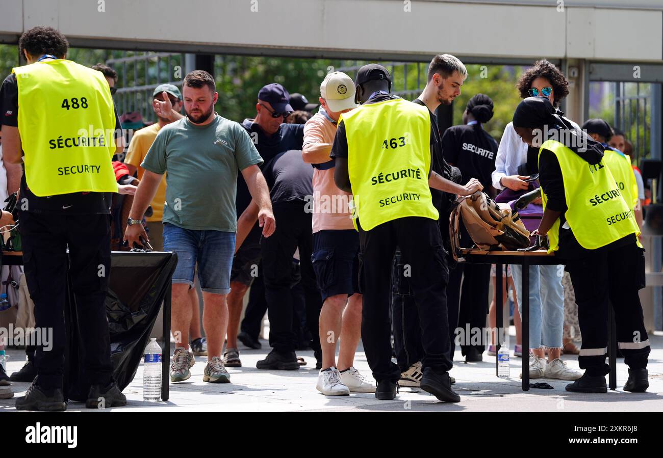 Fouille les sacs de sécurité alors que les spectateurs entrent dans le stade de France, Paris, avant le rugby à sept. Date de la photo : mercredi 24 juillet 2024. Banque D'Images