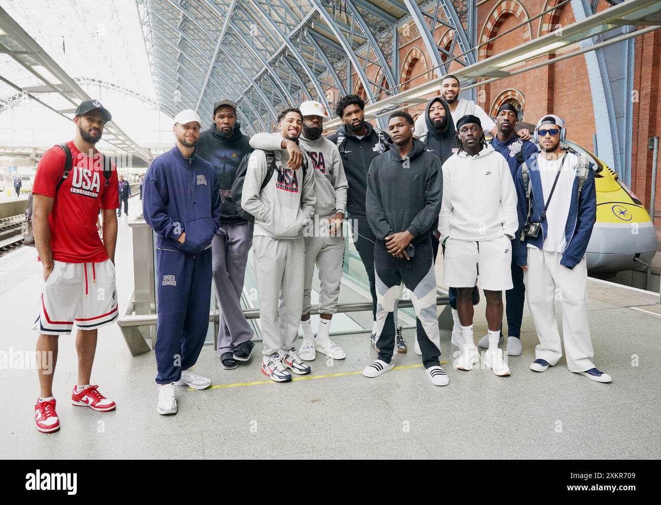 Équipe olympique masculine de basket-ball (de gauche à droite) Derrick White , Steph Curry, Kevin durant, Tyrese Haliburton, Lebron James, Joel Embiid, Anthony Edwards, Anthony Davis, Jayson Tatum (à l'arrière), Jrue Holiday, Bam Adebayo, et Devin Booker, à l'Eurostar terminal de Londres, ont mis en place Pancras International comme équipe de départ pour les Jeux Olympiques de Paris 2024. Date de la photo : mercredi 24 juillet 2024. Banque D'Images