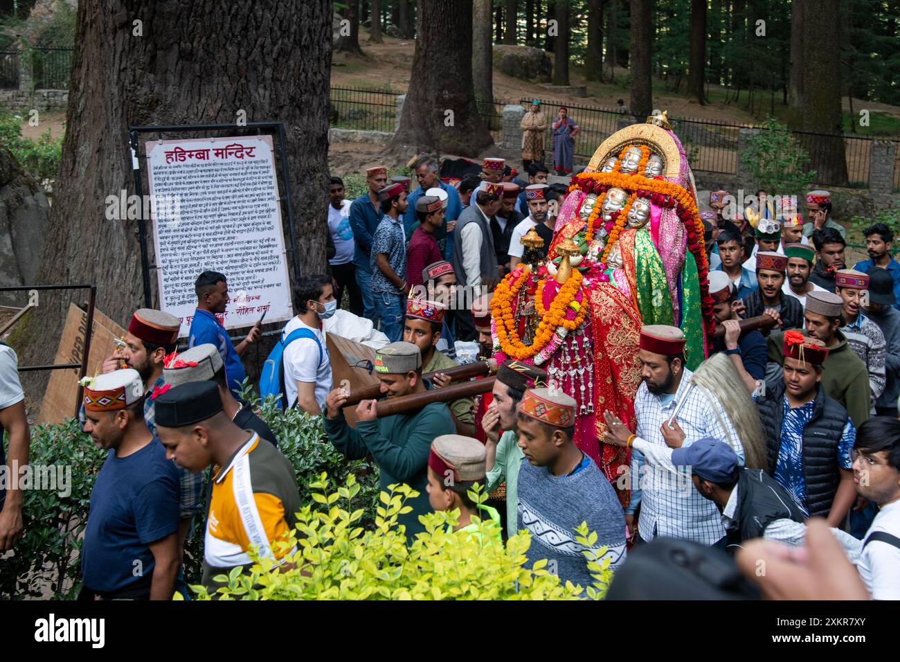 Procession du festival de la déesse Hadimba Devi dans la forêt de Dhungri, Manali, Himachal Pradesh. Banque D'Images