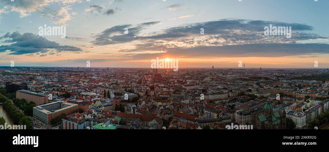 Vue panoramique du coucher de soleil sur Munich, Allemagne Banque D'Images