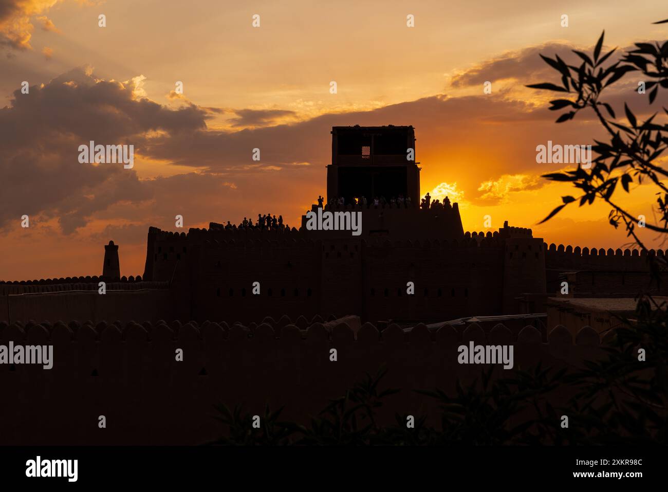 Coucher de soleil sur les murs de la forteresse de l'ancienne ville de Khiva, région de Khorezm. Banque D'Images