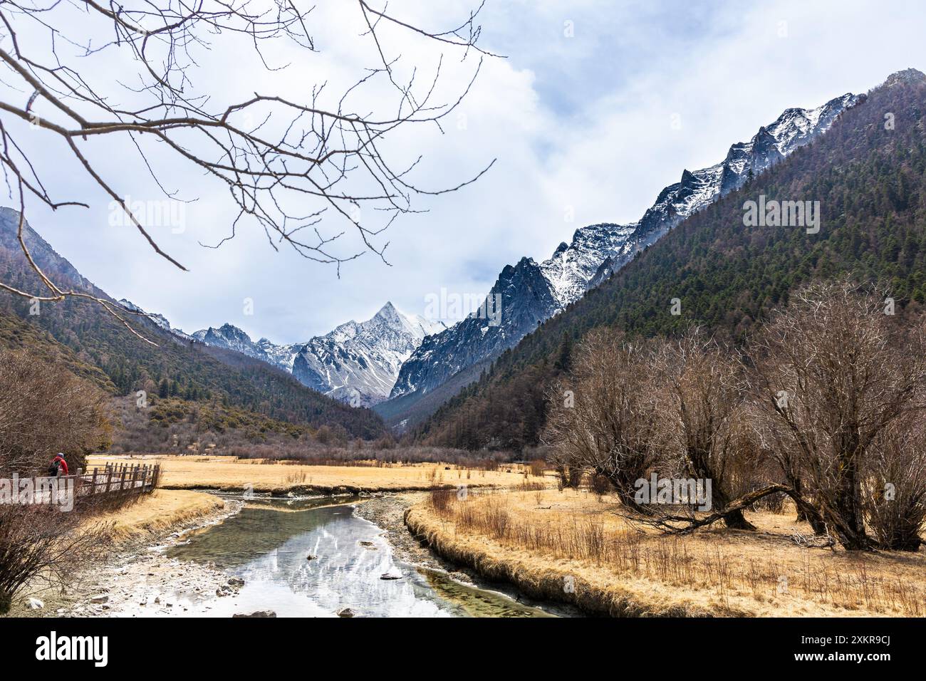 Randonnée pédestre dans la réserve naturelle pittoresque et à couper le souffle de Yading, située dans la préfecture autonome tibétaine de Garze, Sichuan. Banque D'Images