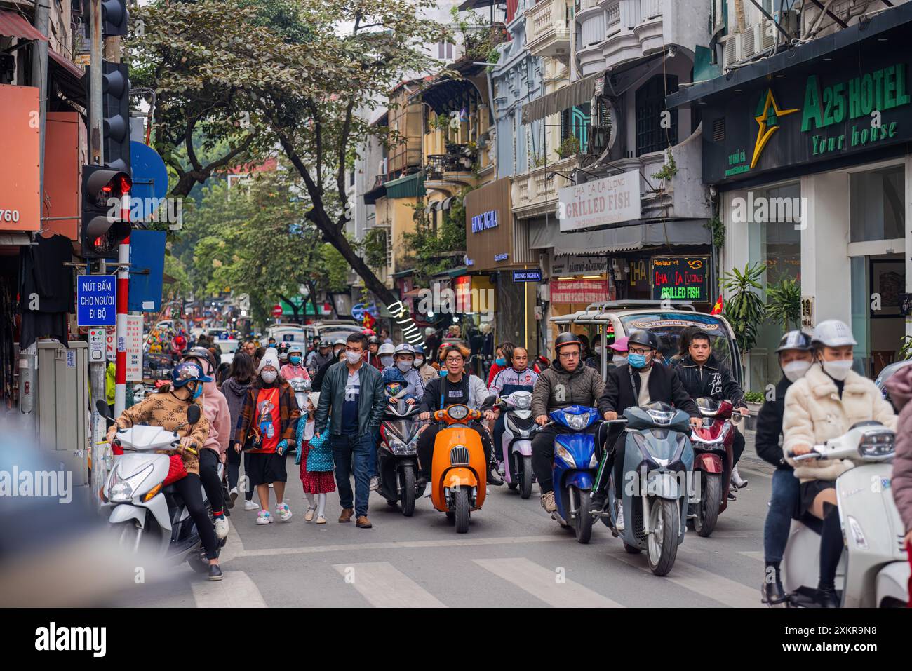 HANOI, VIETNAM - JANVIER 1 - 2024 : scène de rue à Ha Noi, Vietnam avec de nombreux scooters sur la route. Banque D'Images